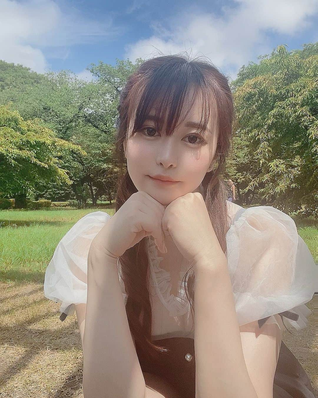 伊藤しずなさんのインスタグラム写真 - (伊藤しずなInstagram)「代々木公園（野外撮影の時の）  #声優　 #撮影会　 #follow  #followme　 #グラビア　  #アイドル　  #japanesegirl  #happy  #girl  #cute  #gravure  #gravureidol  #gravuremodel  #撮影 #自撮り #自撮り女子  #自撮り女子部  #私服 #野外 #野外撮影  #代々木公園 #公園 #青空 #カメラマンさんと繋がりたい  #カメラマンさん募集  #自撮り垢  #ヘアアレンジ #ロングヘア #笑顔 #smile」8月18日 19時21分 - shizuna_itoh