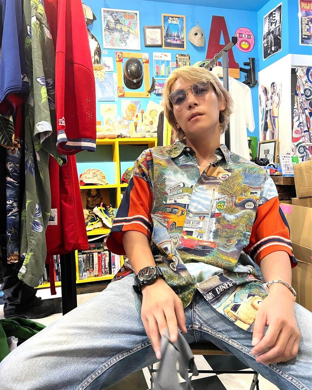 ジョーブログのインスタグラム：「たーんまにの古着の買いもん👍 服どこで買ってんのってよく聞かれるけどマジでバラバラ🤣 普段、貰いもんばっかやけどふらっと散歩中にみっけた古着屋で気分で買ったりします。 古着は被らんしそこに出会いとストーリーがあるから好き。ブランドもんは全く買わん。その金で経験を買う。 生き方もファッションもできるだけオリジナルがええな。」