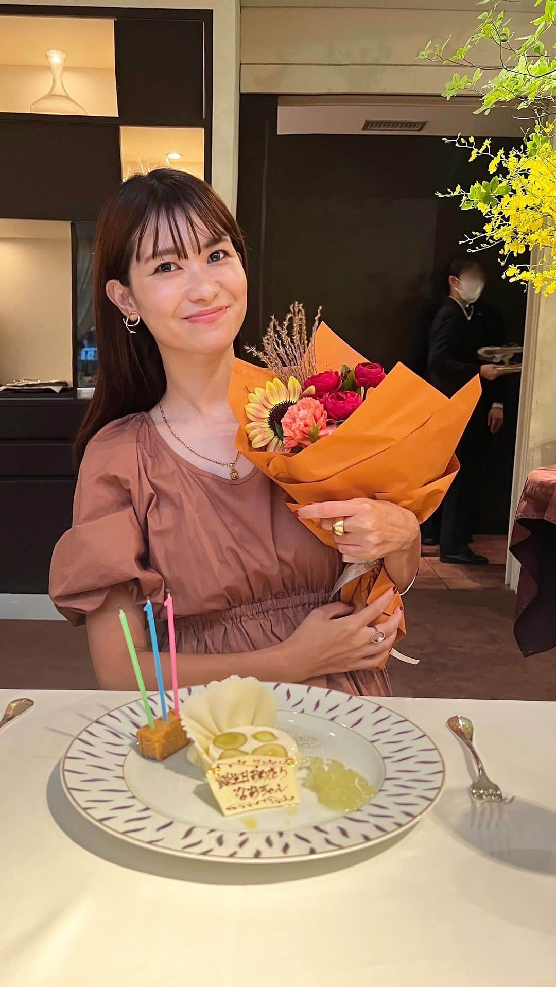 吉田奈央のインスタグラム：「とうとうアラサーに🤫  本日また一つ歳を重ねました。 　  旦那がお祝いしてくれたのですが、 理想のお祝いをするため全部仕切っちゃいました🤣  年女だし良いよね…🐯 あ！アラフォー突入ですわ！  いつもインスタでありがとうございます✨ 今年も暴走します💭  ＊  #誕生日#誕生日サプライズ#birthdaygirl#happybirthday#30代夫婦#夫婦デート#仲良し夫婦#サプライズ大成功#花束プレゼント #おもしろ動画#tokyorestaurant」