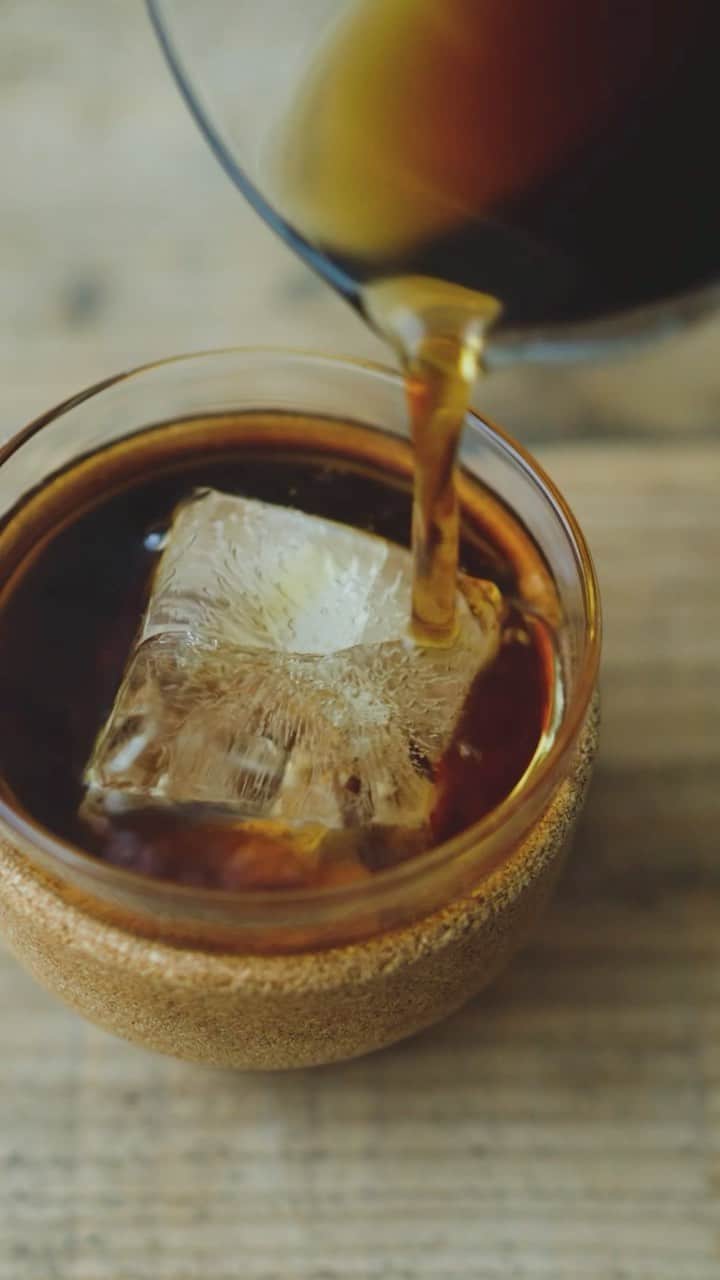 高嶋綾也のインスタグラム：「２時間でコールドブリューが作れるDRIPSTERは現在makuakeにて発売中！☕️ https://www.makuake.com/project/nomm/  紅茶や煎茶、カモミールティーなどの水出しもやってみたけど思ったより味が濃い目に出て、結構使えるんじゃないかと思いますっ🙆  You can make cold brew coffee just in 2 hours with this coffee gear☕️ https://dripdrip.de」