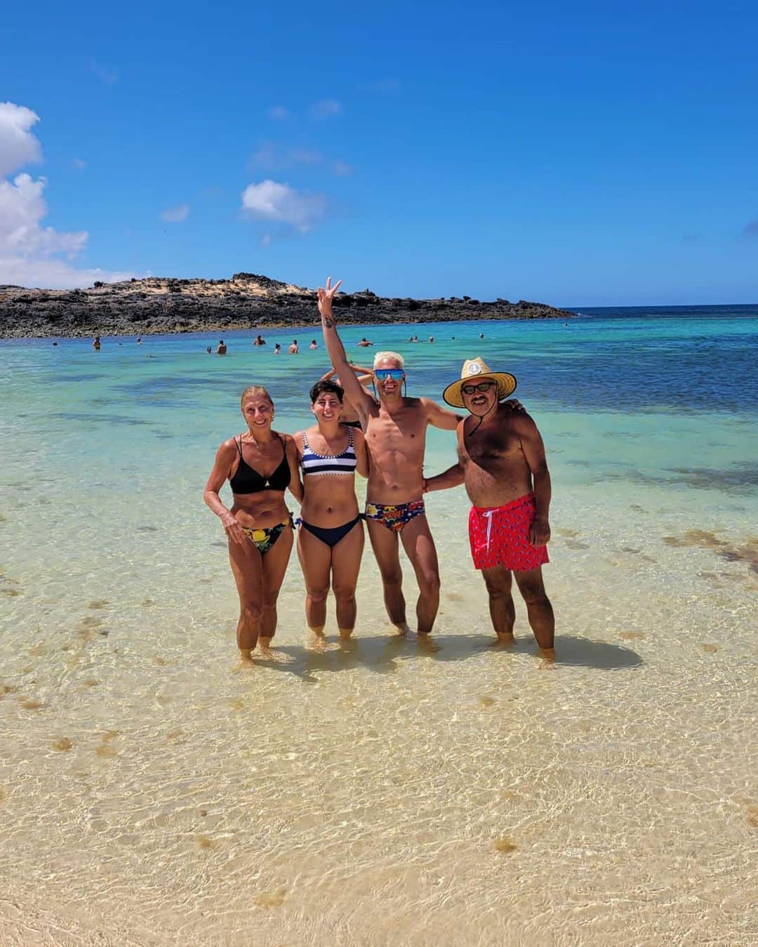 カルラ・スアレス・ナバロさんのインスタグラム写真 - (カルラ・スアレス・ナバロInstagram)「Váyanse a Formentera que nosotros nos quedamos en Fuerteventura 🤭🇮🇨  #beach #holidays #paraisoCanario #cristalwater #island #family #picoftheday #Fuerteventura #paradise #summer #vacaciones #fun #sunny #bluesky #canarias」8月18日 20時11分 - carlasuareznava