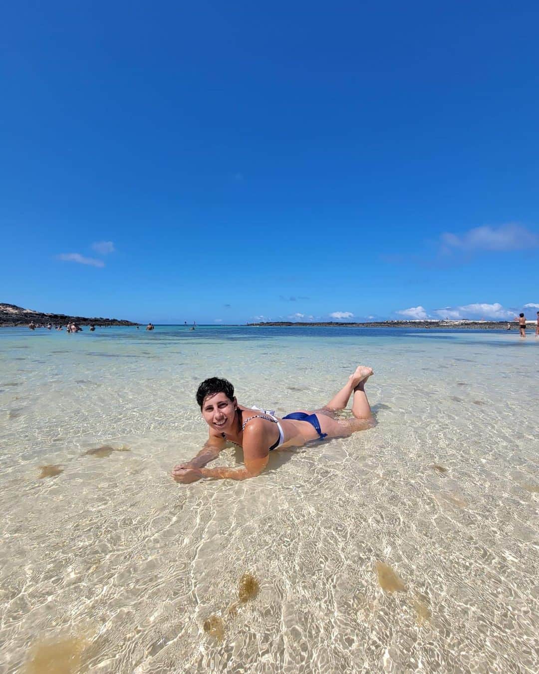 カルラ・スアレス・ナバロのインスタグラム：「Váyanse a Formentera que nosotros nos quedamos en Fuerteventura 🤭🇮🇨  #beach #holidays #paraisoCanario #cristalwater #island #family #picoftheday #Fuerteventura #paradise #summer #vacaciones #fun #sunny #bluesky #canarias」