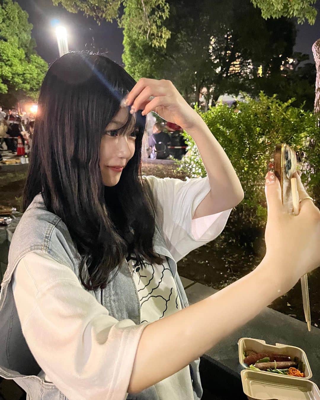 山田瑠々のインスタグラム：「屋台はなんでも美味しい!!🏮🍖   #屋台  #お祭り  #公園  #自撮り #前髪セット  #横顔 #oy  #03line」