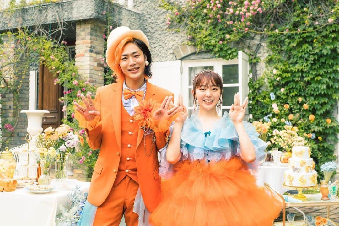 てつやのインスタグラム：「大反響すぎてびっくりしておりますてつや(既婚)でございます。 普段全くバズらないのが悩み(Twitterのケツ毛動画のように)でしたが、これはさすがにバズった判定とさせていただきましょう。  それに大きく貢献してくれたのは写真と動画の存在だと思います！ 僕たち二人のこだわりは存分に含まれているんですが、それを実現するためにはどうしてもその道のプロの協力が必要不可欠でした。  今回はあのオレンジ&水色ドレス写真に協力してくれた方々を一挙ご紹介！！！  カメラマンさん @marco149 プロップスタイリストさん @chan_shi26  ケーキ作りさん @mapril_sweets ヘアメイクさん @miyu_hrsm スタイリストさん @fukunaga__izumi ドレス作りさん @aacero_official  誰が欠けても生まれなかったこの世界観。 さすがの峯岸人脈、恐るべし。 改めてありがとうございました！  それにしても、撮影風景のメイキングとか、あったらいいのにね.......」