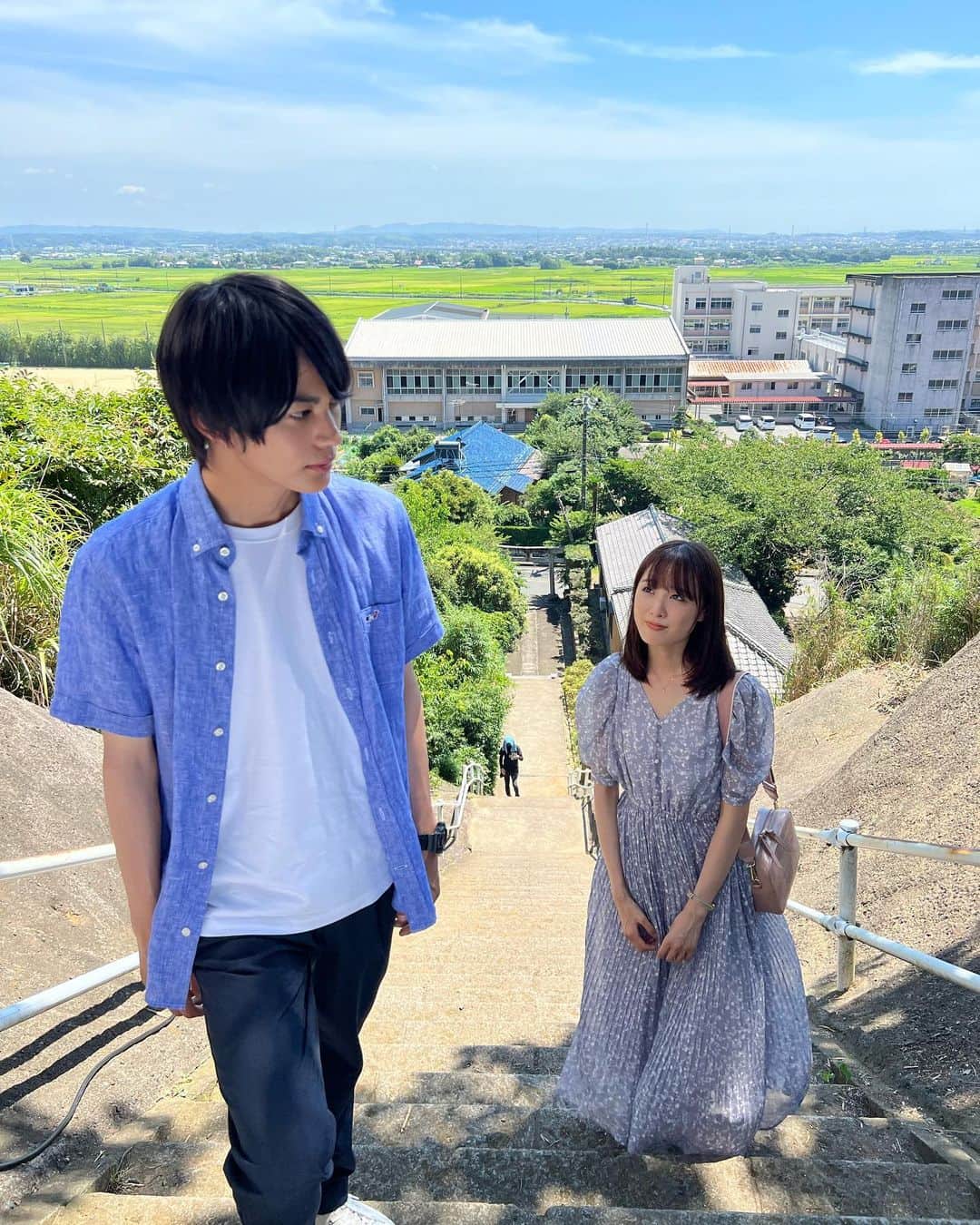 のインスタグラム：「#ほん怖『非常通報』から、初解禁写真です😀  美しい景色と爽やかなおふたりのツーショットをお届け📮✨  階段の途中で呼び止められた #神尾楓珠 さん💡  現場ではセミが鳴き、暑さ33℃を超える中、素敵な１枚が撮れました📸  📺8/20(土)21:00〜 #岩田剛典 #山下美月 #高城れに #松本若菜 #大友花恋」