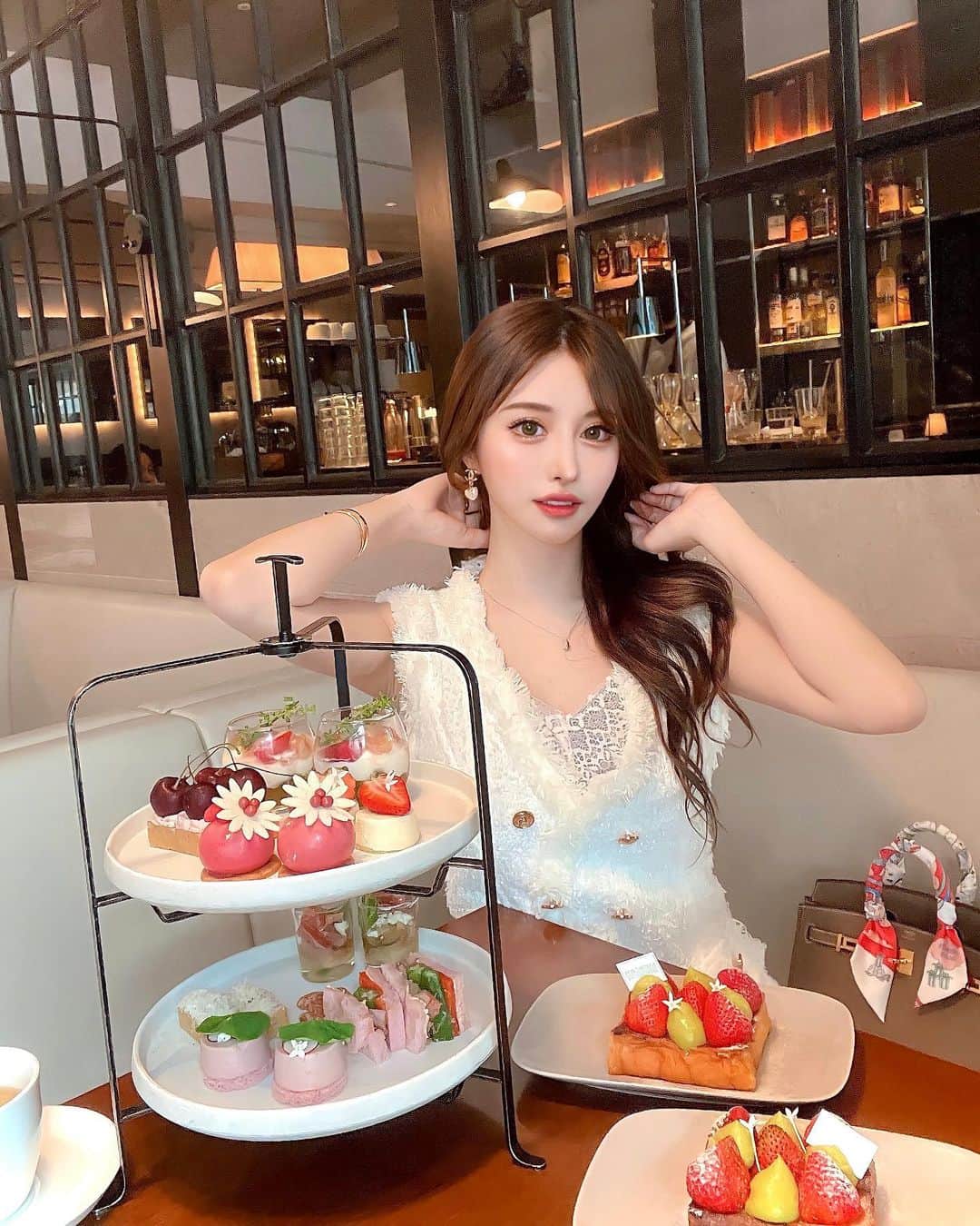 藤咲めいのインスタグラム：「ちーちゃんとヌン活した日の😚💕💕  ここはマーサーブランチ銀座テラスのアフタヌーンティーだよ🫖🍓 苺大好きだからめっちゃテンション上がった〜🤭💗  テラス座りたかったけど、流石に暑すぎて店内で😳🫶🏻 バーキンやっとちーちゃんとお揃いで写真撮れた❤️ . . . #ヌン活 #アフタヌーンティー #マーサーブランチ #strawberry #🍓 #いちご #バーキン25 #birkin #エトゥープ #ワンピース #fashionstyle #teatime #女子会」
