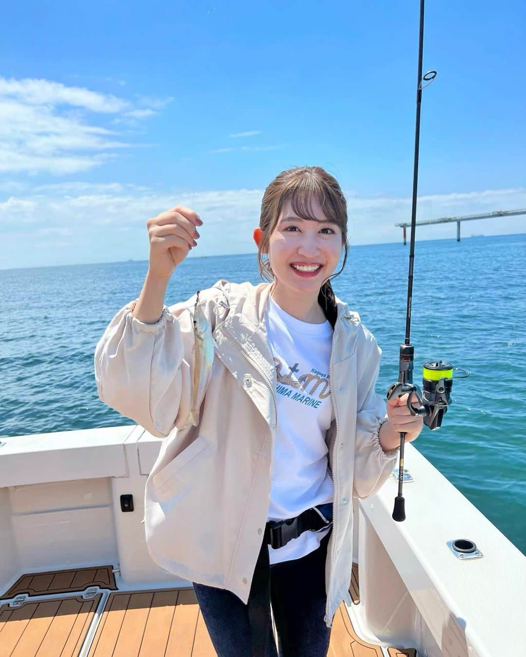 沢井里奈のインスタグラム：「⠀ ⠀ 先日、飛島マリンさんから クルージング🛥🫧  そして人生で初めてキス釣りをしました‪🎣‬✨ 予想以上に沢山釣る事ができて 嬉しかった、、🥹💕💕  二匹一気に釣れたり、大きものが釣れたり、 楽しくて夢中になって釣ってました🤣🤣🤣  天ぷらで食べました！！ 美味しすぎて感動だた☺️❤️ (一尾自分で捌きました。笑) ⠀ ⠀ #飛島マリン #キス釣り #二級小型船舶操縦士」