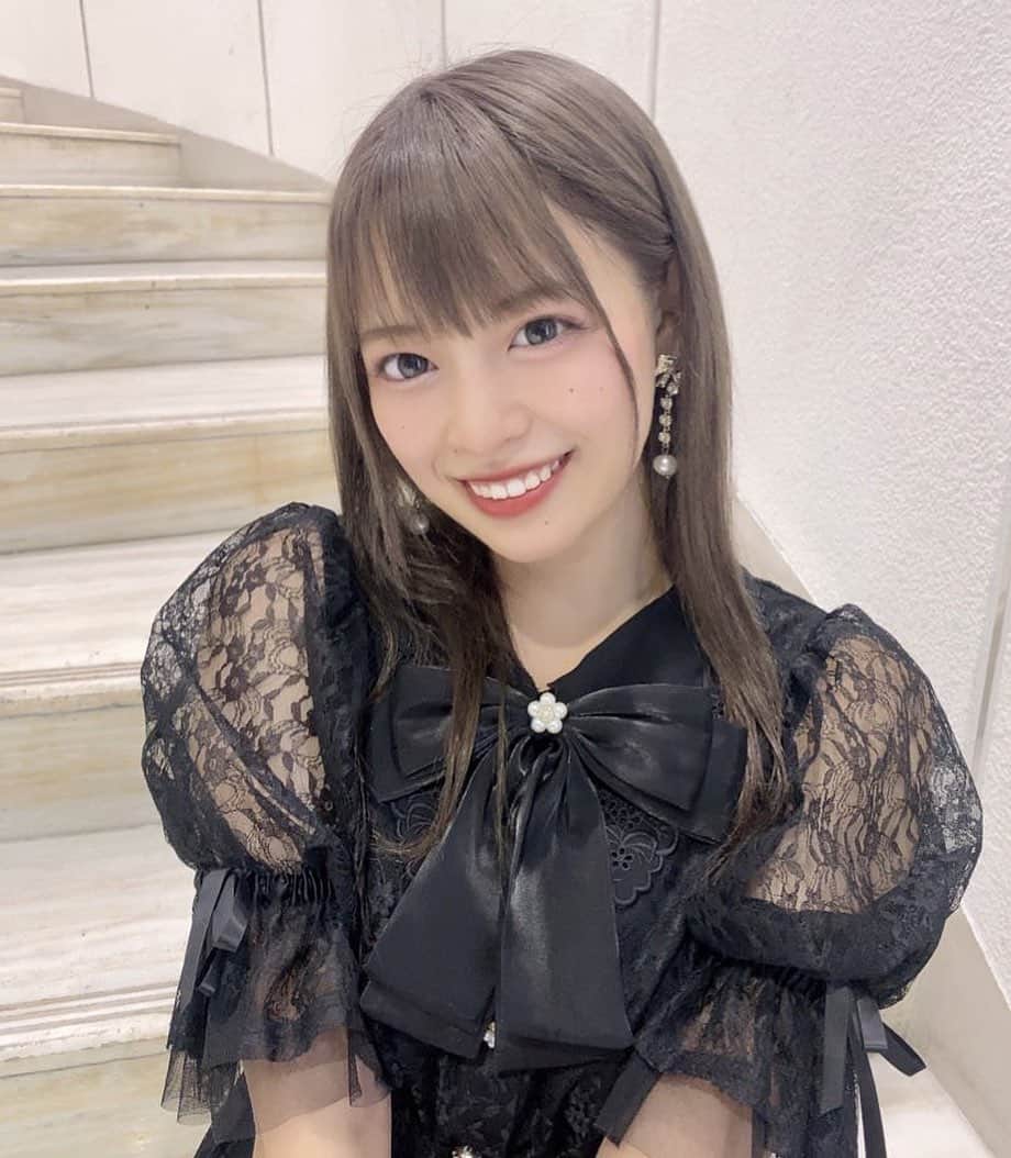 中野向日葵のインスタグラム：「暗髪になりました🧸🖤 私はハイトーンが好きだけど、 みんなは暗髪とハイトーン どっちのわたしが好きですか！  #暗髪　#黒髪　#ヘアスタイル #ロングヘア　#前髪　#地雷 #黒髪ロング #swankiss  #スワンキス #リボン　#リボンアレンジ  #ブラウス　#地雷系女子  #地雷コーデ #地雷メイク  #アイドル　#レースブラウス  #甘めコーデ #likeforlikes  #likeforfollow #地雷系  #前髪カット」