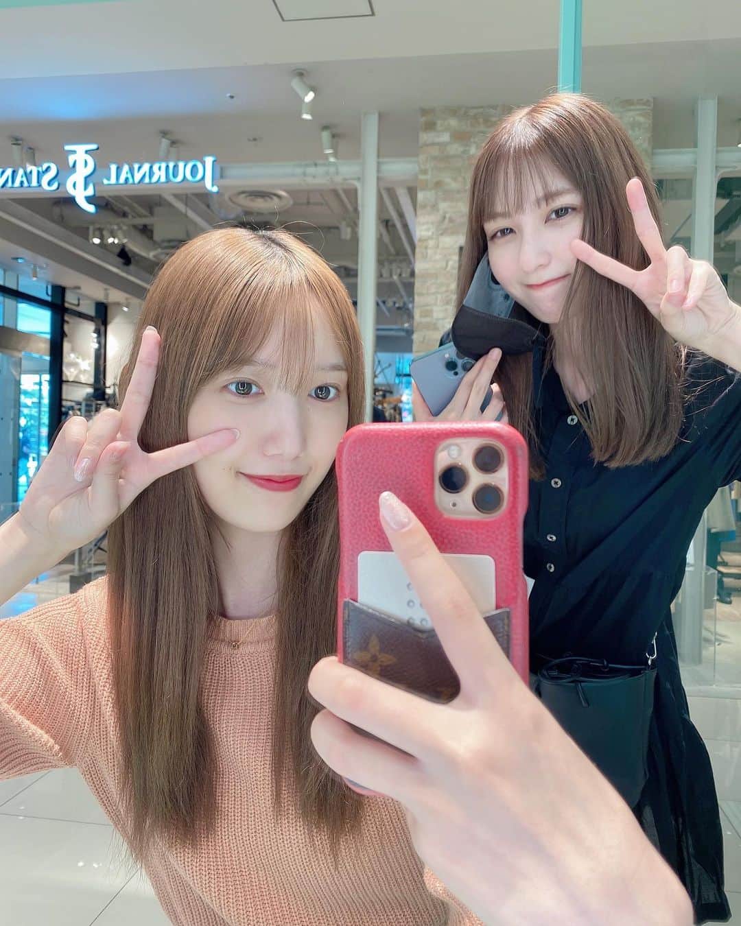 田中菜津美のインスタグラム：「. なっちゃんと @johnmastersorganics_japan で お揃いのヘアブラシゲットした✨ . 【みかんちゃんの投稿見たって言ってもらえたら】 ・ブラシ購入時に刻印無料‼︎ ・人気のサンプルをプレゼント してもらえるみたいなので是非 パルコ一階のジョンマスター行ってみてね✨ . なっちゃんと下の名前一緒だから お互い苗字のイニシャルも入れた。😂 . #johnmastersorganics #ジョンマスターオーガニック」