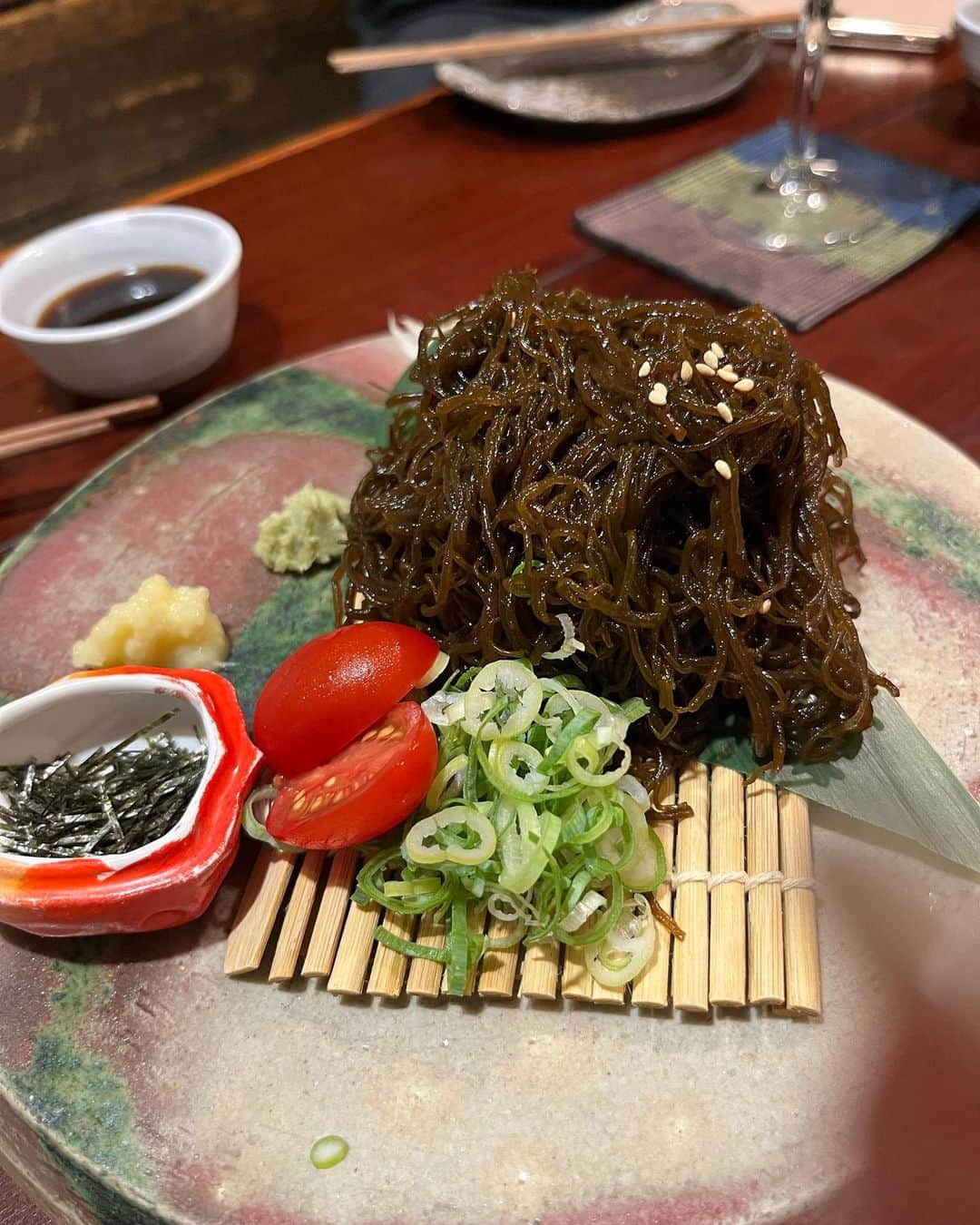 東心斎橋ほおずきのインスタグラム：「まだまだ夏ー🏖✨ 沖縄料理が食べたい季節ですね🥳 ざるもずくと泡盛でありかんぱーい❤️  #東心斎橋ほおずき#沖縄料理#ざるもずく#大阪#ミナミ  東心斎橋ほおずき 06-6252-2810」