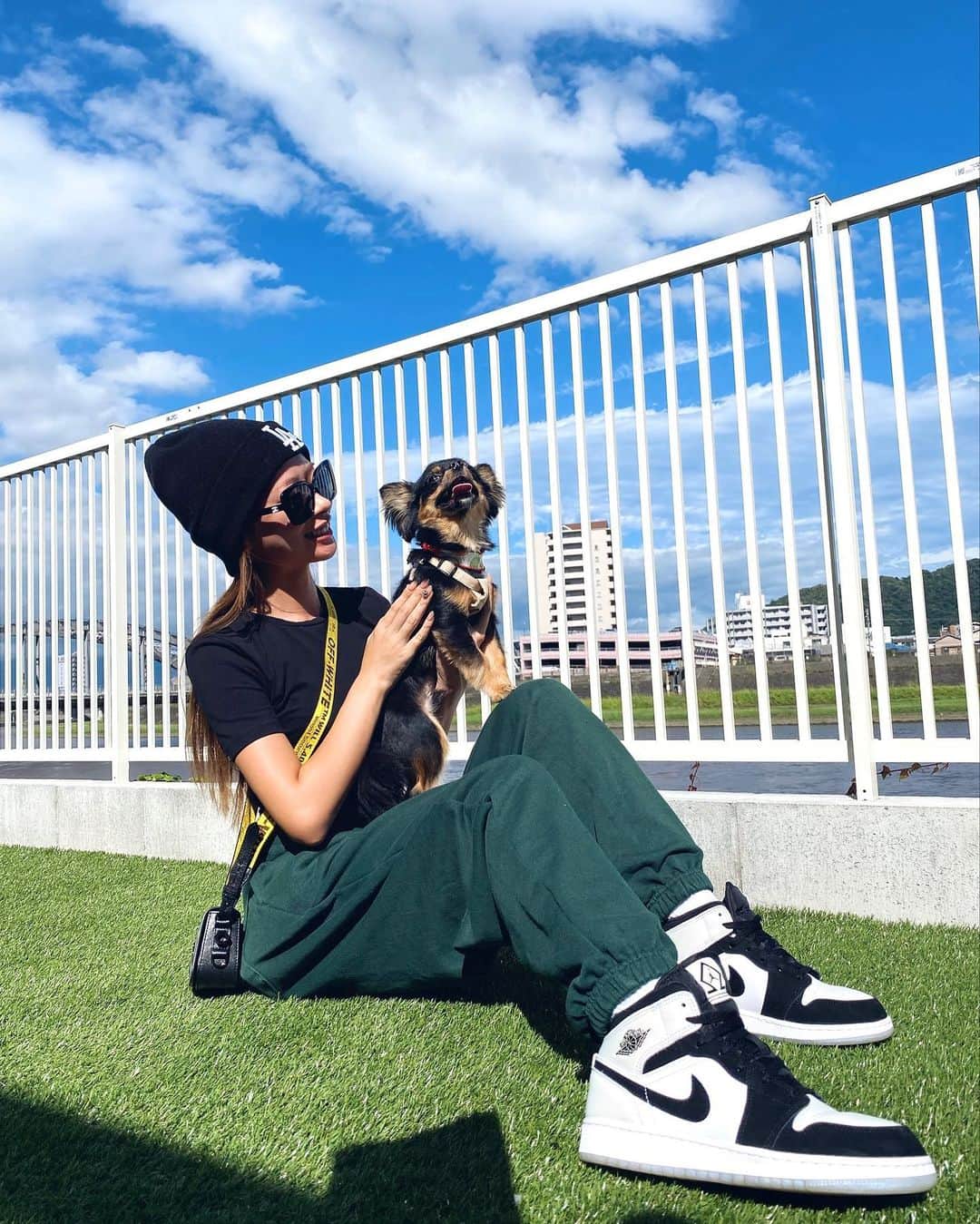 のインスタグラム：「・ 自分の犬かのように写真撮る人🤳🏻笑 ・ お姉ちゃんと久々パーソナル行って ダル着すっぴんでドックカフェ🐶  充実🫶🏻」