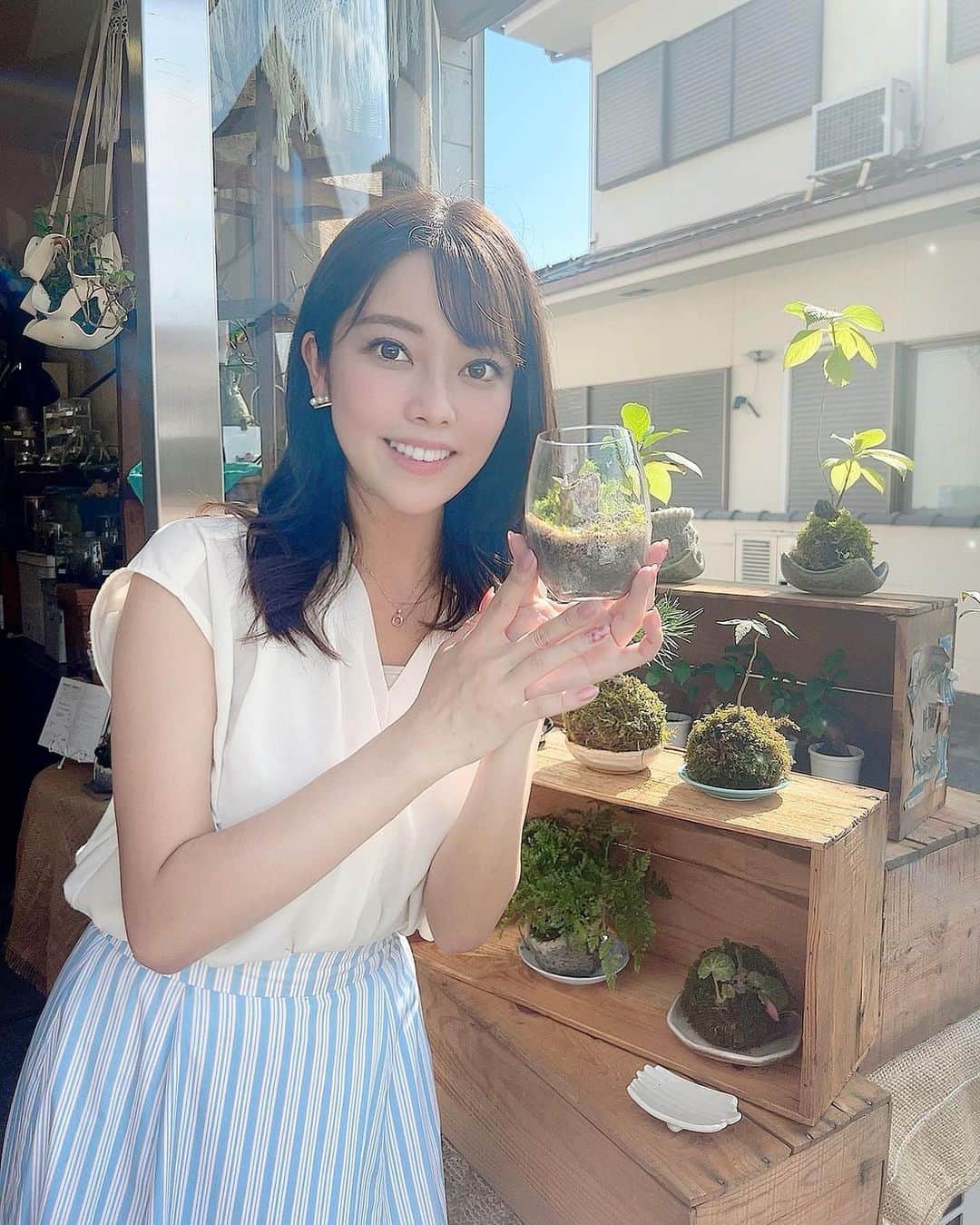 八幡美咲のインスタグラム：「今大人気の苔テラリウム🌿  小さい中に 大地の力を感じる苔テラリウム。  90分 無心で苔を植え続けました⠉̮⃝︎︎  SNSがある今、 久しぶりにこんなに長い間 無になれた気がします🥰  成長が楽しみだな～♩  あす19日(金)『5up!』内の 「ググッと。瀬戸内」で 放送されます🫧  中四国地方でも夕方の情報番組で 流れます🍧🎐❤︎ 中四国地方にお住まいの方、 お時間許す方はテレビ朝日系列を ご覧ください☺️✨  次は苔玉作りに挑戦したいな🪄︎︎◝✩  #苔 #苔テラリウム」
