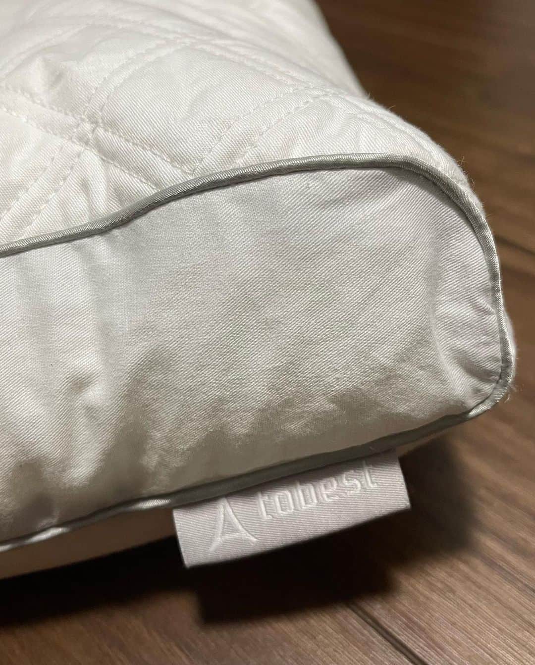 藤原優大さんのインスタグラム写真 - (藤原優大Instagram)「・ 枕の重要性に気付かされるとともに この枕の素晴らしさにも気付かされました。 肌が黒すぎて枕がより一層白く見えますね。皆さんも是非。  #tobest #エムリリー #枕 #まくら #フィッティピロー #睡眠改善  #インテリア @tobest_official」8月18日 22時03分 - yudai_fujiwara.34