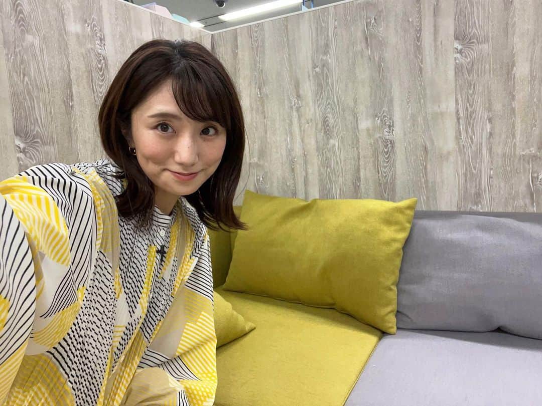 松村未央さんのインスタグラム写真 - (松村未央Instagram)「* アナウンス室のソファコーナーと 衣装の色が似ていました🍋  金曜日お疲れ様です🐥 明日はめざましどようび&daysよろしくお願いします🌼  #ディノスTHEストア #収録衣装」9月2日 18時40分 - mio.matsumura_