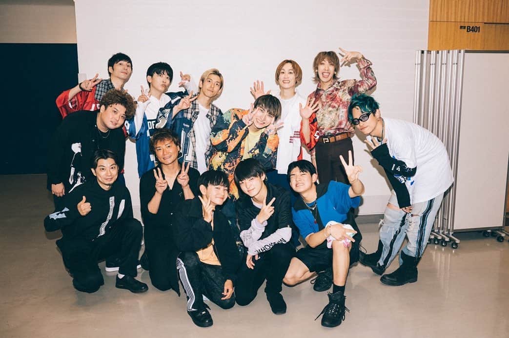 のインスタグラム：「超八面六臂　last東京公演  ラストの東京公演本当にありがとうございました！ めちゃくちゃ大きい会場で、バシッと最終公演楽しんできました！！！ 本当に皆さんありがとうございました！ 夏休みの予定表を書き終えた時本当に充実した夏休みだったと実感しました。  7月から始まった超八面六臂ツアー、ライブも楽しみながら、観光や名物を食べたり、みんなで温泉へ行ったりともう最高すぎました❤️‍🔥 ライブが終わった後も、日高さんが一番疲れているはずなのに、喋りかけたらすごく優しく丁寧に対応してくださったり、こんな超最高な社長いないなと、改めて思いました！パフォーマンスも毎回勉強になって、学ぶことしかなかったです。自分のスキルやパフォーマンスが徐々に上がっていくのを実感できて本当に良かったです！  こんな貴重で最高な経験をさせていただいて、日高さん本当にありがとうございました🙇‍♂️🙇‍♂️🙇‍♂️  毎週皆んなに会っていたので終わってしまうのが本当に寂しいです😢 ですが、ライブの経験や景色を体に染み込ませたので、それを活かしてBMSG FESで少し遅めの特大花火をうちあげたいと思います🎇 皆さん後少しで上がりそうな花火を見てから消灯して下さい😎  日高さん、山本さん、関係者の皆さん、スタッフさん、応援してくださっている皆さんに心から感謝しております。 最高な夏を本当にありがとうございました！  #超八面六臂 #BMSG #夏休み」