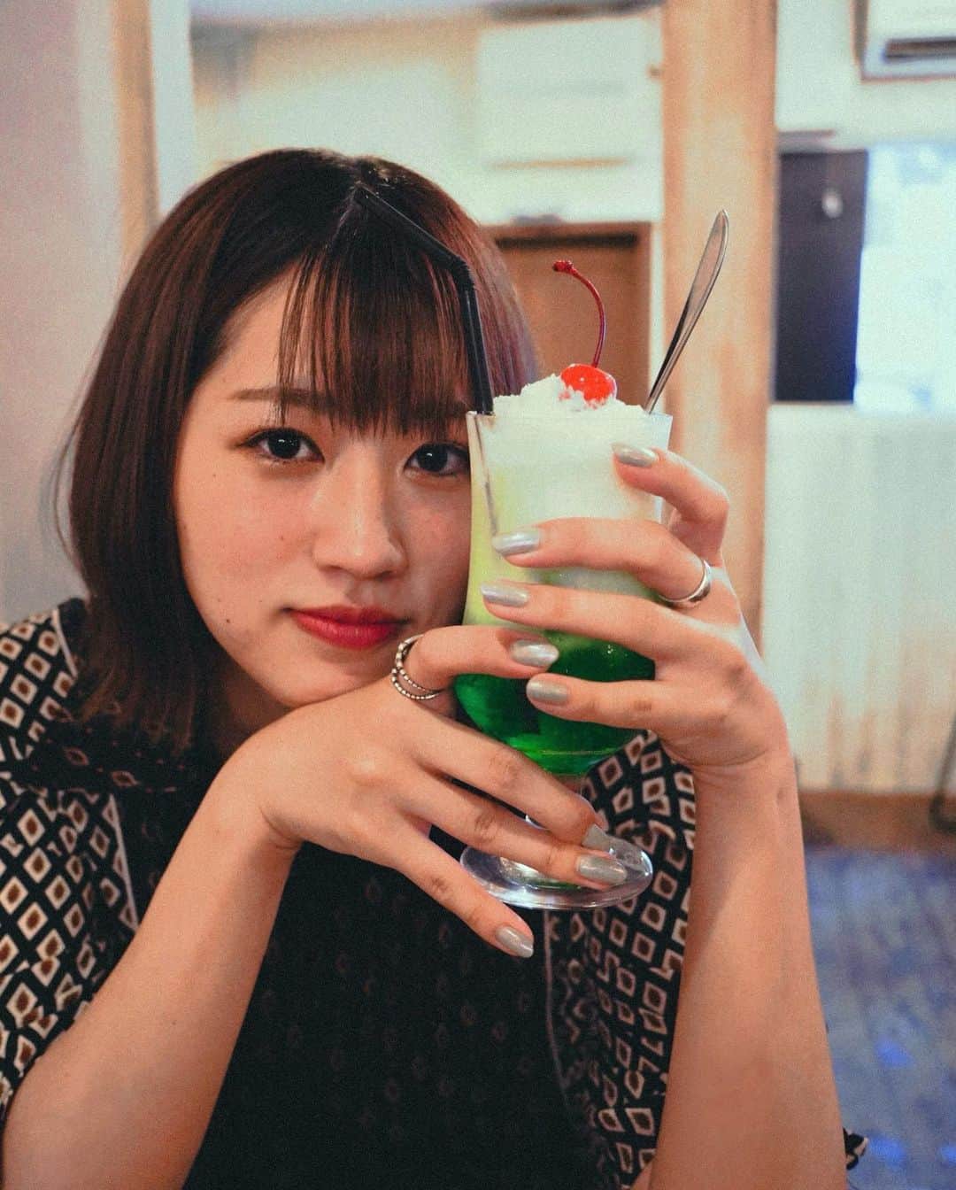 ぴろまるのインスタグラム：「幾つになってもクリームソーダにはウキウキしてしまう🍈 . ワンピース @_vacancy_official  . #そういえば #いつか頂いたコメントで気になったのですが #私って何色のイメージですか？ #好きな色はネイビーブルー #好きな食べ物は明太子 #好きなアニ... #ここで需要と供給の均衡 #🍒 #🍈 #🍨 #クリームソーダ #メロンソーダ #中崎町カフェ #梅田カフェ」