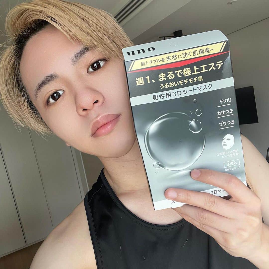 米村海斗のインスタグラム：「週1でOKで、簡単に使えるからめんどくさがり屋な俺でもいけちゃう〜🙆‍♂️ 男性用なだけあって、大きめであご下まで全体を包み込んでくれる🙆‍♂️ 男の人の為に作られてるから、シートマスクに慣れていない男の人もぜひ使ってみて🙆‍♂️ モチモチ肌に導いてくれる成分も入っているみたいだから、ぜひお試しあれ🙆‍♂️ 個人的には、テカりを防いでくれるパウダー「オイルコントロールパウダー」が入ってるのポイント🙆‍♂️  #メンズスキンケア #シートマスク #ウーノ #スキンモイスチャー3Dマスク #uno_PR」