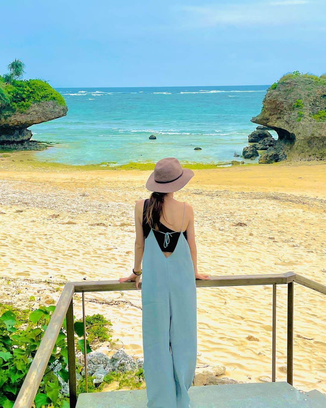 竹原三貴のインスタグラム：「・ ・ ・ 海は入るの苦手だけど 眺めるのは好き☺️  바닷속에서 노는것보다 보는게 좋아  #高身長女子 #海　#後ろ姿シリーズ」