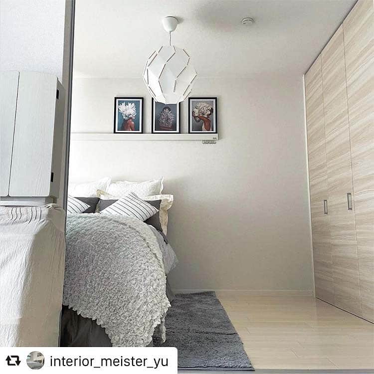 ［賃貸住宅シャーメゾン］さんのインスタグラム写真 - (［賃貸住宅シャーメゾン］Instagram)「@interior_meister_yu さんの #シャーメゾンのお部屋🍀 白とグレーでまとめられた明るい印象のベッドルーム🛏 インテリアがシンプルな分、ピクチャーレールに飾られたアートフレームが映えますね🖼 印象的なランプシェードもお部屋のインテリアに馴染んで素敵なアクセントに✨  #repost #リポスト #シャーメゾン #積水ハウス #インテリア #賃貸インテリア #スタイリング #シンプルインテリア #ホワイトインテリア #ホテルライクインテリア #モダンインテリア #寝室インテリア #アートフレーム #照明器具 #shamaison #sekisuihouse #styling #interiordesign #homedecor #livestagrammer #instahome #livingroom #whiteinterior #hotellikeinterior #moderninterior #bedroom #artframe #interiorlighting」9月2日 17時49分 - styling_shamaison