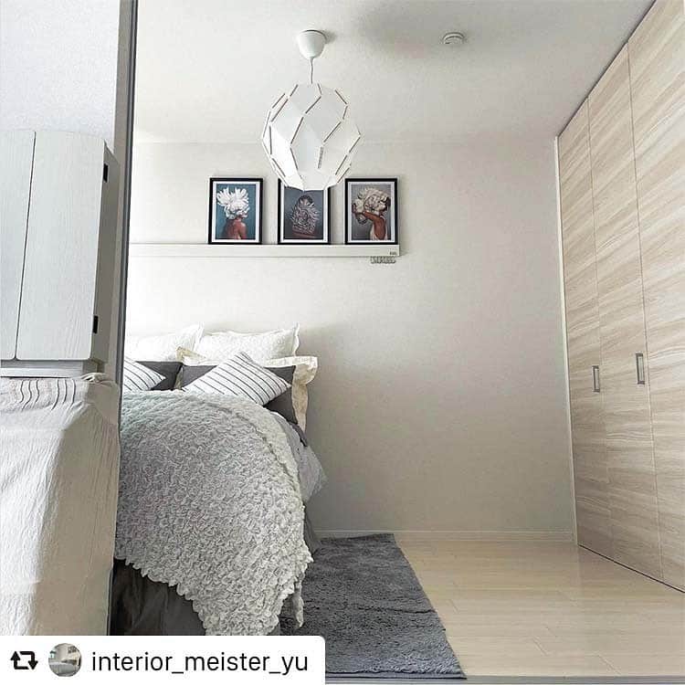 ［賃貸住宅シャーメゾン］のインスタグラム：「@interior_meister_yu さんの #シャーメゾンのお部屋🍀 白とグレーでまとめられた明るい印象のベッドルーム🛏 インテリアがシンプルな分、ピクチャーレールに飾られたアートフレームが映えますね🖼 印象的なランプシェードもお部屋のインテリアに馴染んで素敵なアクセントに✨  #repost #リポスト #シャーメゾン #積水ハウス #インテリア #賃貸インテリア #スタイリング #シンプルインテリア #ホワイトインテリア #ホテルライクインテリア #モダンインテリア #寝室インテリア #アートフレーム #照明器具 #shamaison #sekisuihouse #styling #interiordesign #homedecor #livestagrammer #instahome #livingroom #whiteinterior #hotellikeinterior #moderninterior #bedroom #artframe #interiorlighting」