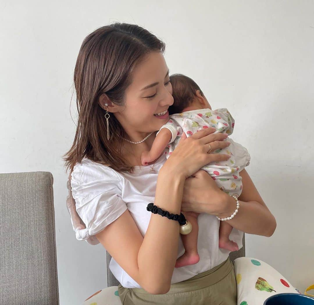 畑田亜希さんのインスタグラム写真 - (畑田亜希Instagram)「❤️Welcome to the world 👼🏼  やっと会えた🥹💕　 こんなに小さいのに蹴る力は強くて元気いっぱい❤️  元気に生まれてきてくれただけで何も要らないのに、子育てしてるとツイツイ良い成績とってほしい！とか、何かで1番になってほしい！とか欲が出てしまうものですね。。。  笑顔でその子が楽しくHappy なのが1番🌈  久しぶりに新生児ちゃんに会えて生命力の強さを感じました🤍  #2022 #sg #singapore #newbaby #赤ちゃん #新生児 #癒され放題」9月2日 9時53分 - akihatada