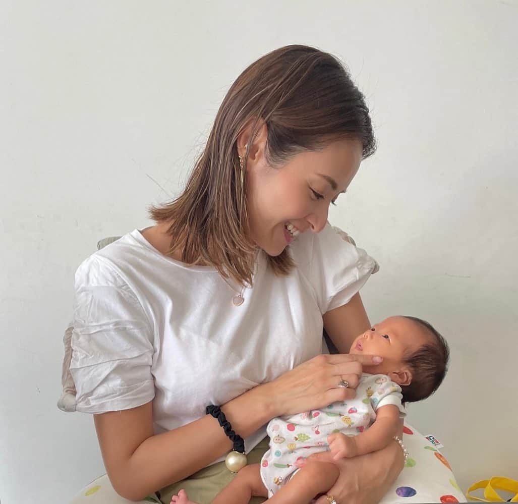 畑田亜希のインスタグラム：「❤️Welcome to the world 👼🏼  やっと会えた🥹💕　 こんなに小さいのに蹴る力は強くて元気いっぱい❤️  元気に生まれてきてくれただけで何も要らないのに、子育てしてるとツイツイ良い成績とってほしい！とか、何かで1番になってほしい！とか欲が出てしまうものですね。。。  笑顔でその子が楽しくHappy なのが1番🌈  久しぶりに新生児ちゃんに会えて生命力の強さを感じました🤍  #2022 #sg #singapore #newbaby #赤ちゃん #新生児 #癒され放題」