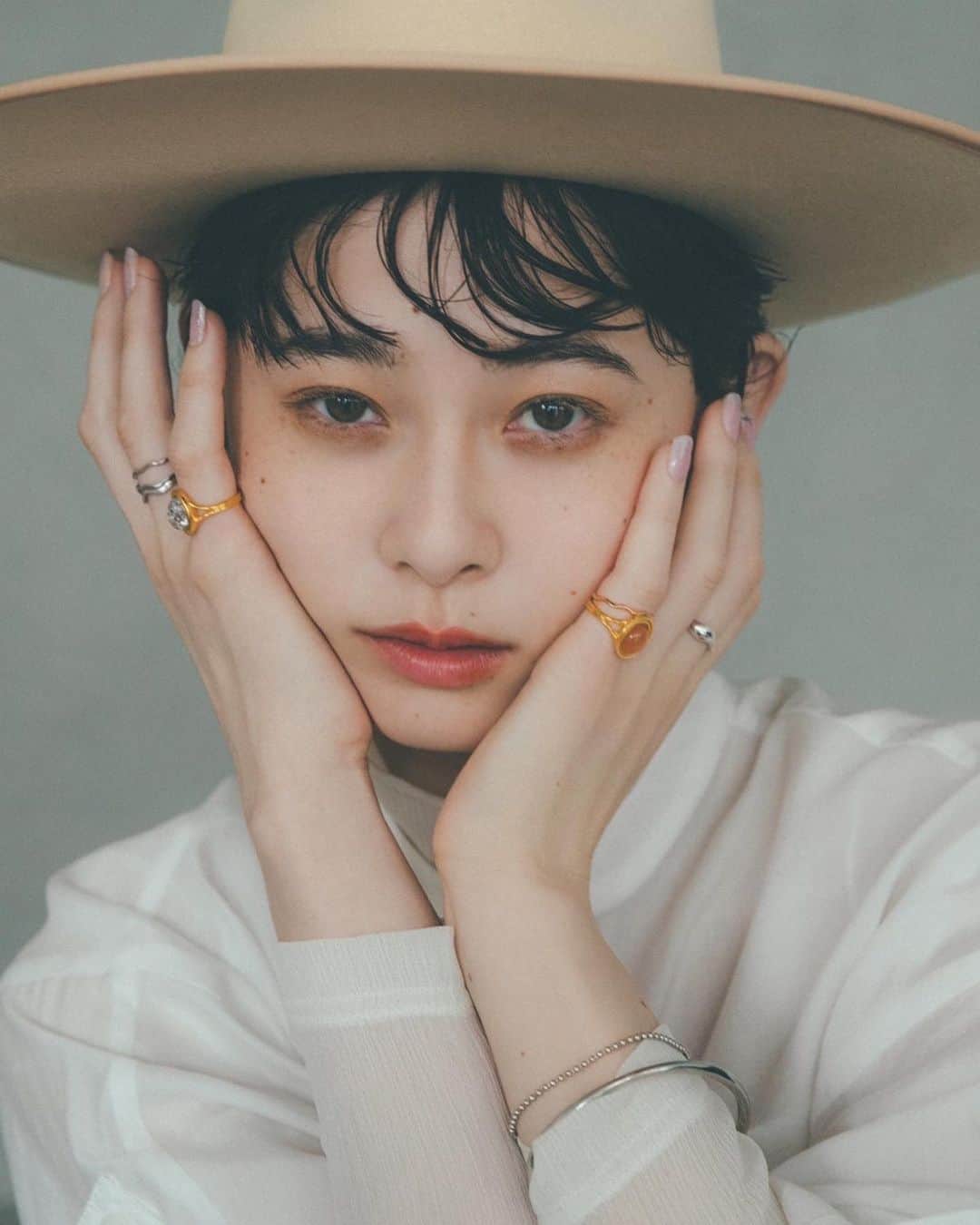 土田瑠美のインスタグラム：「ANEMONE  2022-2023AW New visual  hair makeさせて頂きました  どのアクセサリーもとっても素敵でした🍂  accessory @anemone_official   photo @tokyojorkphotogram   stylist @shota2784   model @sayumi_xy」