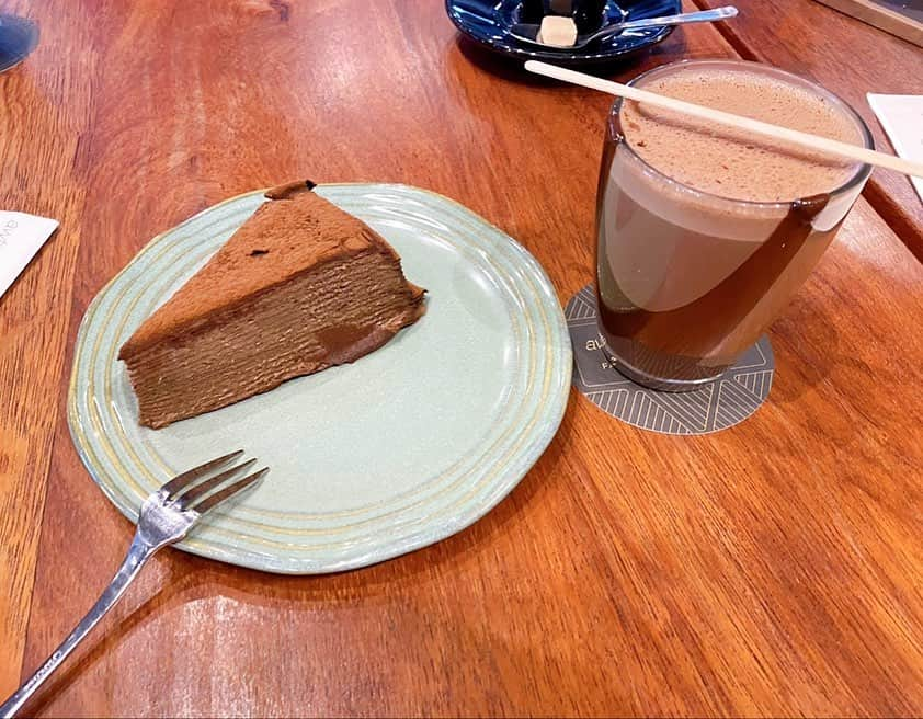 鈴木ちなみのインスタグラム：「😍🍫☕️💓  シンガポールでお気に入りのカフェ！ Awfully chocolate 🍫  こちらのチョコレートドリンクと チョコレートミルフィーユを目の前にした時 「シンガポールに来てから一番嬉しそうな顔をしている」 と夫に言われました🫣💓  言わずもがな、チョコレート大好きな私🙋🏻‍♀️ 妊娠中から控えていたのでこれは夢のようなコラボでした💖 (、、、ただ、この組み合わせはハイカロリーすぎてオススメしません🫠笑)  ホットチョコレートはじめ、チョコレートドリンクに チョコレートのケーキにアイスもあるし、 どれも甘すぎないのでいいですよ😍  シンガポールオリジナルのお店なので クッキーをお土産にするのも◎  #singapore #awfullychocolate」