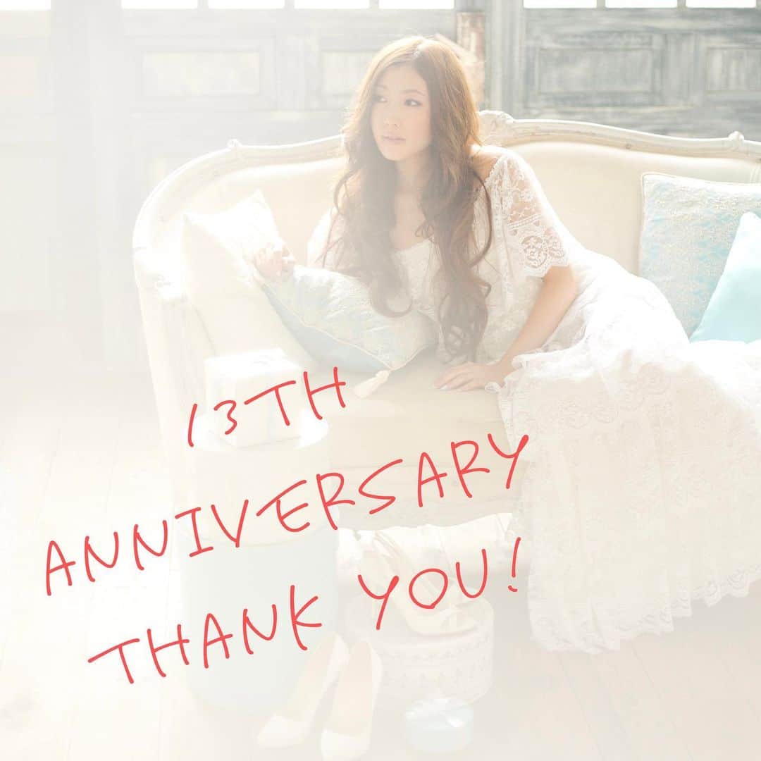 Tiaraさんのインスタグラム写真 - (TiaraInstagram)「✨9月2日✨  本日でメジャーデビュー13周年を迎えました❣️  今も私の歌を聴いて下さっている皆さん  応援して下さっている皆さん  関わって下さっているアーティストの皆さん  スタッフの皆さん  心から   有難うございます😘  先日は久しぶりにデビュー曲「さよならをキミに…feat.Spontania」を３人で歌うことができて、そして聴いていただけて、とっても嬉しかった〜！  当時の記憶が蘇って懐かしさを感じてくださる方が多い印象ですが、中には、20代10代の方もいらっしゃったりして、、、  13年前とは、音楽を伝える環境も聴く環境もだいぶ変わってしまって、正直戸惑うことも多いんだけど😅  YouTubeやSNSによって、時代や世代関係なく音楽に出会うきっかけが沢山あるというのは、素晴らしいなと感じています。  伝える立場としても、いち音楽を楽しむ立場としてもね^^  ちょっとまだどのような状況になるか分かりませんが、、、  個人的な希望としては、来年こそはライブをやりたいです✨✨  曲も作りたい❗️  やりたいビジョンは色々と見えているんだけど、実現できると良いな〜  そうそう、頂いたメッセージの中で密かに嬉しかったのは「歌声が変わりませんね」ってお言葉✨  練習続けていて良かった…😭  いつでも歌えるように、引き続き 準備、整えておきますね👍  きっと皆さんも  日々色々な出来事があるかと思います  嬉しいこと、悲しいこと、悔しいこと、怒りの感情…  そのどれもが、今のあなたにとって必要なこと  どうか ご自分を大切にしてくださいね  そして 心に栄養が欲しいとき 日常に彩りが欲しいときに  私の音楽が  皆さんのお役に立てたら嬉しく思います💓  Thank You for the 13th  Tiara  p.s またライブをしたい！という希望を込めて、昔のライブ写真探してみました^ ^ 良かったら見てみて〜！  #9月2日 #メジャーデビュー記念日 #13th #anniversary #happybirthday」9月2日 11時49分 - tiara0902
