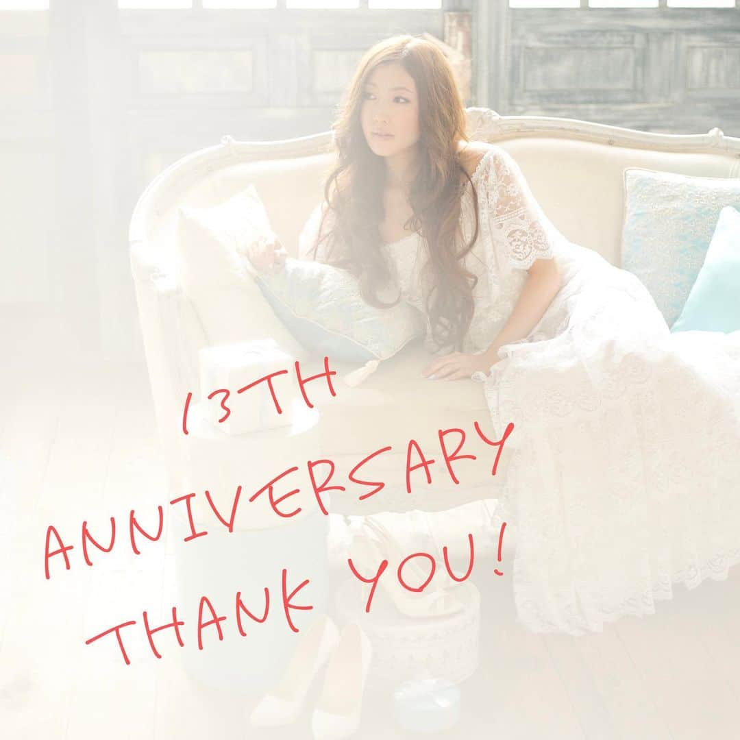 Tiaraのインスタグラム：「✨9月2日✨  本日でメジャーデビュー13周年を迎えました❣️  今も私の歌を聴いて下さっている皆さん  応援して下さっている皆さん  関わって下さっているアーティストの皆さん  スタッフの皆さん  心から   有難うございます😘  先日は久しぶりにデビュー曲「さよならをキミに…feat.Spontania」を３人で歌うことができて、そして聴いていただけて、とっても嬉しかった〜！  当時の記憶が蘇って懐かしさを感じてくださる方が多い印象ですが、中には、20代10代の方もいらっしゃったりして、、、  13年前とは、音楽を伝える環境も聴く環境もだいぶ変わってしまって、正直戸惑うことも多いんだけど😅  YouTubeやSNSによって、時代や世代関係なく音楽に出会うきっかけが沢山あるというのは、素晴らしいなと感じています。  伝える立場としても、いち音楽を楽しむ立場としてもね^^  ちょっとまだどのような状況になるか分かりませんが、、、  個人的な希望としては、来年こそはライブをやりたいです✨✨  曲も作りたい❗️  やりたいビジョンは色々と見えているんだけど、実現できると良いな〜  そうそう、頂いたメッセージの中で密かに嬉しかったのは「歌声が変わりませんね」ってお言葉✨  練習続けていて良かった…😭  いつでも歌えるように、引き続き 準備、整えておきますね👍  きっと皆さんも  日々色々な出来事があるかと思います  嬉しいこと、悲しいこと、悔しいこと、怒りの感情…  そのどれもが、今のあなたにとって必要なこと  どうか ご自分を大切にしてくださいね  そして 心に栄養が欲しいとき 日常に彩りが欲しいときに  私の音楽が  皆さんのお役に立てたら嬉しく思います💓  Thank You for the 13th  Tiara  p.s またライブをしたい！という希望を込めて、昔のライブ写真探してみました^ ^ 良かったら見てみて〜！  #9月2日 #メジャーデビュー記念日 #13th #anniversary #happybirthday」