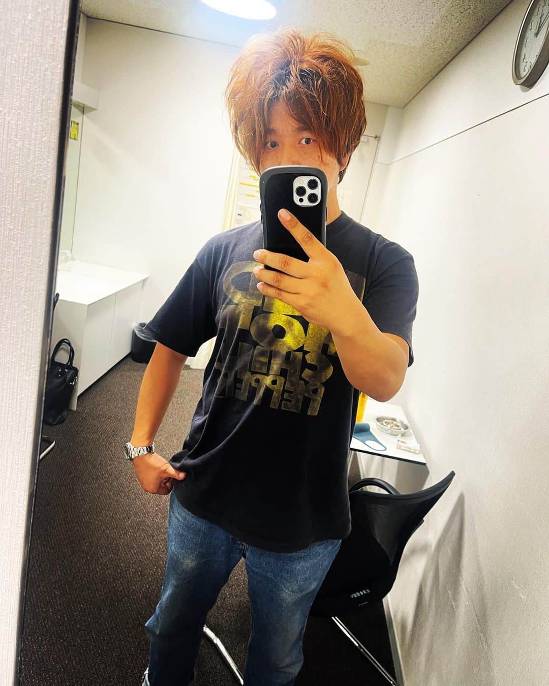 大川知英のインスタグラム：「今日は90'sのビンテージレッチリTシャツ🚬 ゲキシブなデザイン🐔🤡upi❗️ #レッチリ#vintage#Tシャツ#ゲキシブ #90s#お収録#upi#amecajiboys  #ametoybu#captain#youtube」
