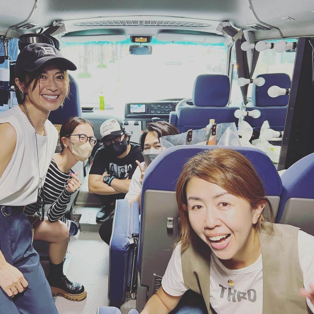 畑野ひろ子のインスタグラム：「@story_love40 撮影📷 朝から開始し、9時には撮影終了！ 雨風もなんとかなんとか凌ぎました😅  本日は、とっても久しぶりにお会いできたカメラマンの渞忠之さん。」