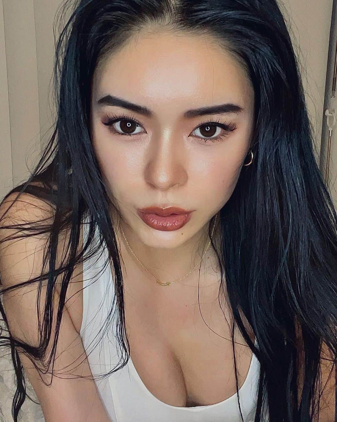 藤川ありすのインスタグラム：「久しぶりにハイドラフェイシャル受けて来ました♡ やっぱ毛穴の汚れにはハイドラフェイシャルだねーー POPUP前にツルっツルになりました！ 肌に艶感が出て女らしさ増した💗 あとはむくみも取れて顔がスッキリした🧖🏻‍♀️  ここのサロンの人気No.1のFashionistaのサブスクエステは【月額16,500円〜49500円の5種の中】から自分の希望に合ったコースを選べるよ♡  一緒に働くエステテシャンも募集中みたいなのでエステのお仕事に興味がある人は、@fashionista_ebisuのDMしてみてね♡  #恵比寿エステ #恵比寿エステサロン #恵比寿ハイフ #fashionista恵比寿  #美容は最先端のファッション #業界最新サブスクエステ #次世代型定額制エステティックサロン」