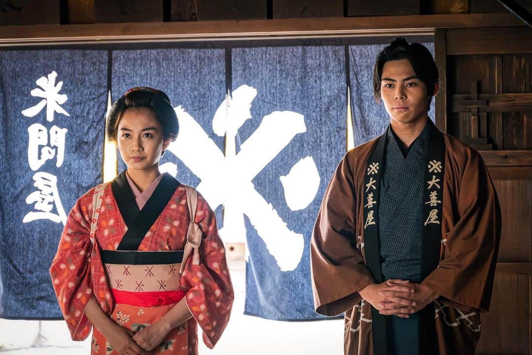 黒木ひかりのインスタグラム：「嬉しいご報告があります✨️ 12月30日公開の映画『近江商人、走る！』に楓役として出演させて頂いております。 初の時代劇でかなり緊張しましたが現場の皆様がとても温かく、とても楽しかったです🙇‍♀️😭 痛快ビジネス劇となっております 皆さまどうぞお楽しみに！  https://youtu.be/I4b6AjdFwE0  #近江商人走る」