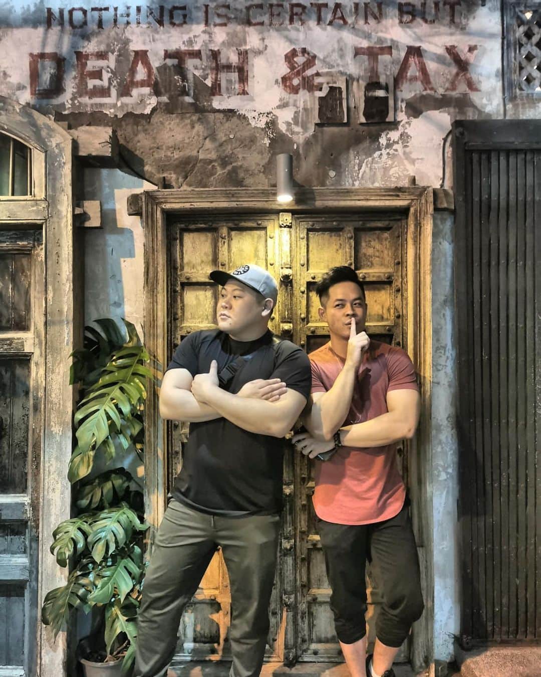 ヒューバートのインスタグラム：「In the land of smiles with the guy who has watched out for me for over 20 years. Single and available, girls please slide into his DMs lol.  Also loving the drinks at this bar 🥃」