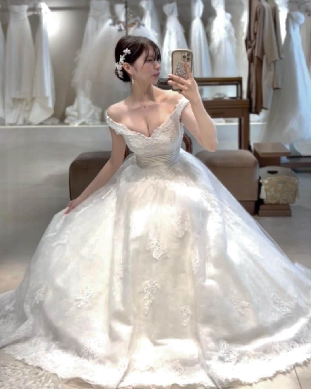 ゆーちゃんさんのインスタグラム写真 - (ゆーちゃんInstagram)「プライベートで着ることはなかった ブライダルモデルのお仕事で着たドレス！いい思い出。👰🏼   #ブライダルモデル #ブライダルエステ」9月2日 13時20分 - yurina_era999