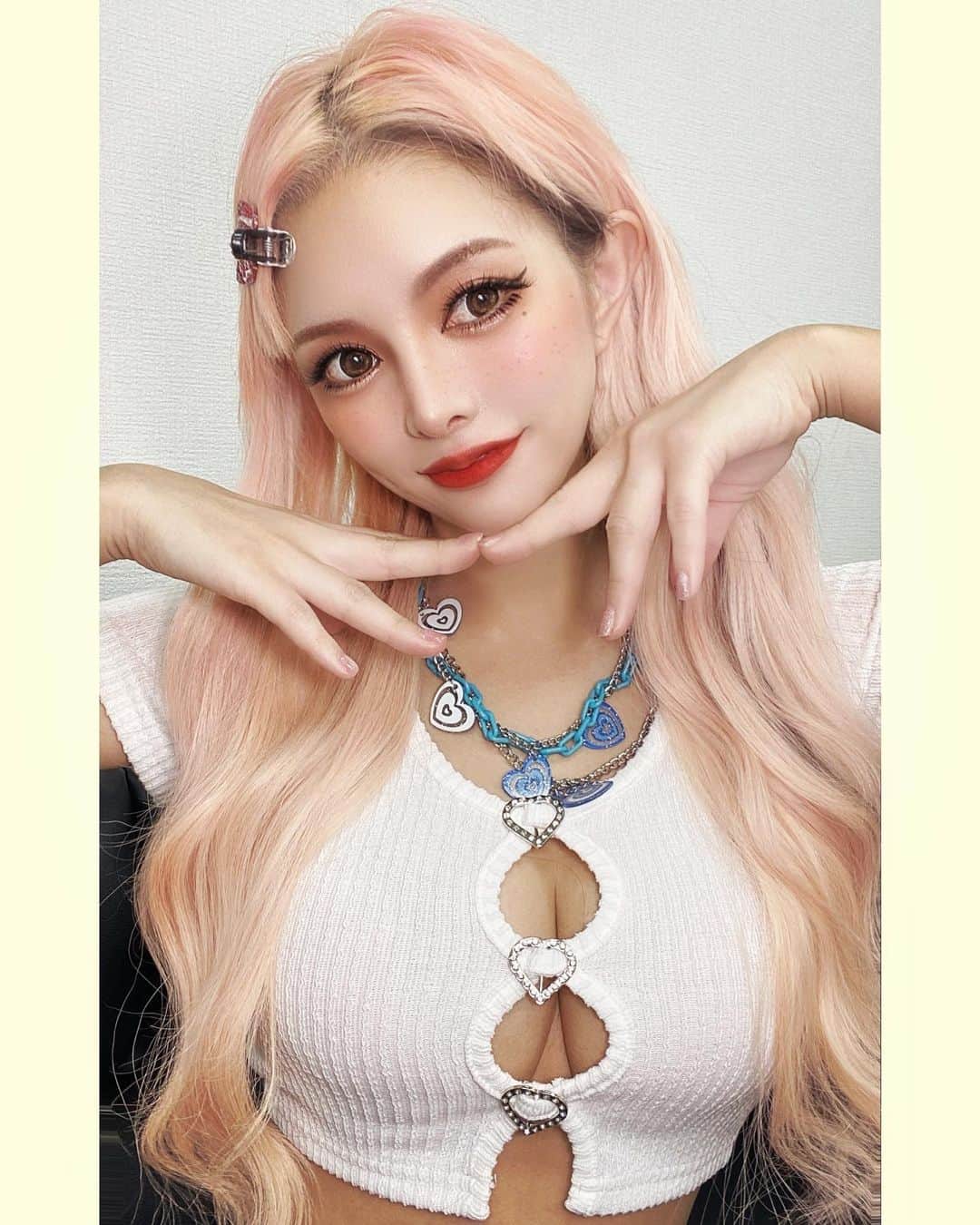 のインスタグラム：「新しく届いたお洋服、可愛すぎるんだけど流石に外には出れなかったwww  そして久しぶりにでこっぱちです🐝  そろそろピンク落ちてきたから色足しに行かなきゃ🫣🫣  #そばかす #ootd #pink #派手髪 #パーツに合ったギャルメイク」