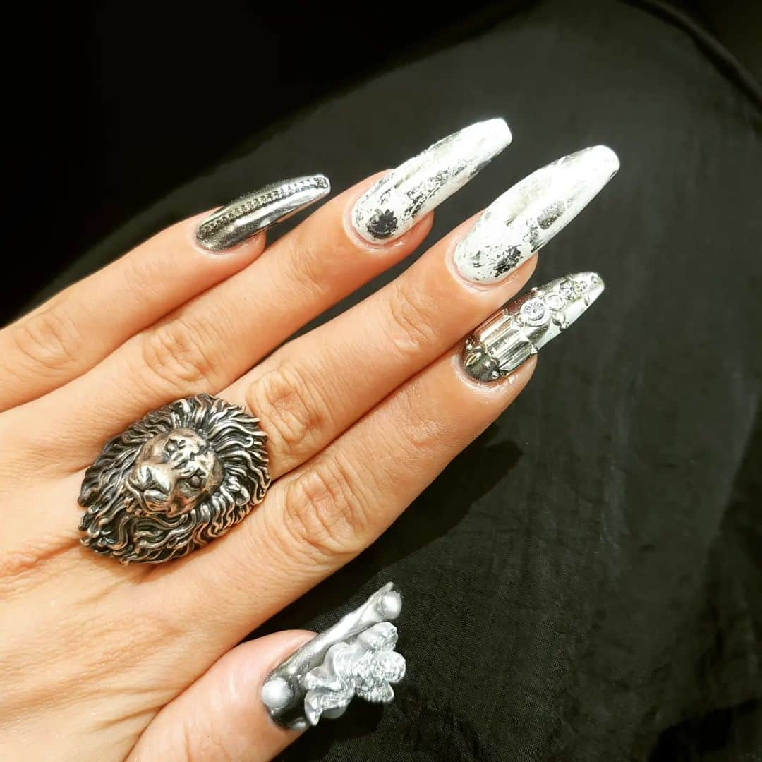 信子さんのインスタグラム写真 - (信子Instagram)「.⁡ 毎月お馴染み⁡おぬーネイル💅✨⁡ ⁡投稿増やそうって思ってるのにさ、毎回 ⁡ ⁡⁡ネイル変えた時に思い出すんだよね🙄‼️⁡ ⁡あ、投稿してないやってさ🙄‼️⁡ ⁡⁡ ⁡やっぱミラーが落ち着くすぎい🥰🥰⁡ ⁡来月もミラーにしちゃおっかな🥰🥰⁡ ⁡⁡ ⁡最近のプチ悩みをここで投下するね。。⁡ ⁡うちの最近の悩みはさ。。⁡ ⁡カラコングレーにするか迷ってるing。。⁡ ⁡やっぱ帰りに買おって今決意したから⁡ ⁡解決したなう😚💕そんな日々😚💕⁡⁡ ⁡ #おぬーねいる ⁡ ⁡#ミラーネイル ⁡ ⁡#カラコン⁡ #グレー⁡ #悩みんちゅ ⁡#⁡今この ⁡ ⁡#タイミングで #⁡⁡インスタ⁡⁡ ⁡#⁡バグった ⁡#⁡最近多い ⁡#⁡インスタさん ⁡⁡#うちら ⁡ ⁡#距離おこう ⁡ ⁡#これ言うカップル ⁡#⁡確実おわる ⁡」9月2日 13時46分 - nobuko_0801