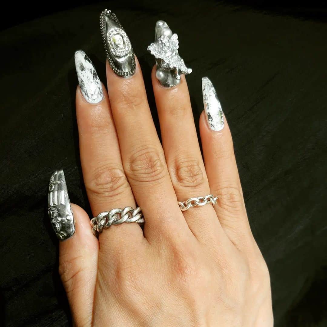 信子さんのインスタグラム写真 - (信子Instagram)「.⁡ 毎月お馴染み⁡おぬーネイル💅✨⁡ ⁡投稿増やそうって思ってるのにさ、毎回 ⁡ ⁡⁡ネイル変えた時に思い出すんだよね🙄‼️⁡ ⁡あ、投稿してないやってさ🙄‼️⁡ ⁡⁡ ⁡やっぱミラーが落ち着くすぎい🥰🥰⁡ ⁡来月もミラーにしちゃおっかな🥰🥰⁡ ⁡⁡ ⁡最近のプチ悩みをここで投下するね。。⁡ ⁡うちの最近の悩みはさ。。⁡ ⁡カラコングレーにするか迷ってるing。。⁡ ⁡やっぱ帰りに買おって今決意したから⁡ ⁡解決したなう😚💕そんな日々😚💕⁡⁡ ⁡ #おぬーねいる ⁡ ⁡#ミラーネイル ⁡ ⁡#カラコン⁡ #グレー⁡ #悩みんちゅ ⁡#⁡今この ⁡ ⁡#タイミングで #⁡⁡インスタ⁡⁡ ⁡#⁡バグった ⁡#⁡最近多い ⁡#⁡インスタさん ⁡⁡#うちら ⁡ ⁡#距離おこう ⁡ ⁡#これ言うカップル ⁡#⁡確実おわる ⁡」9月2日 13時46分 - nobuko_0801