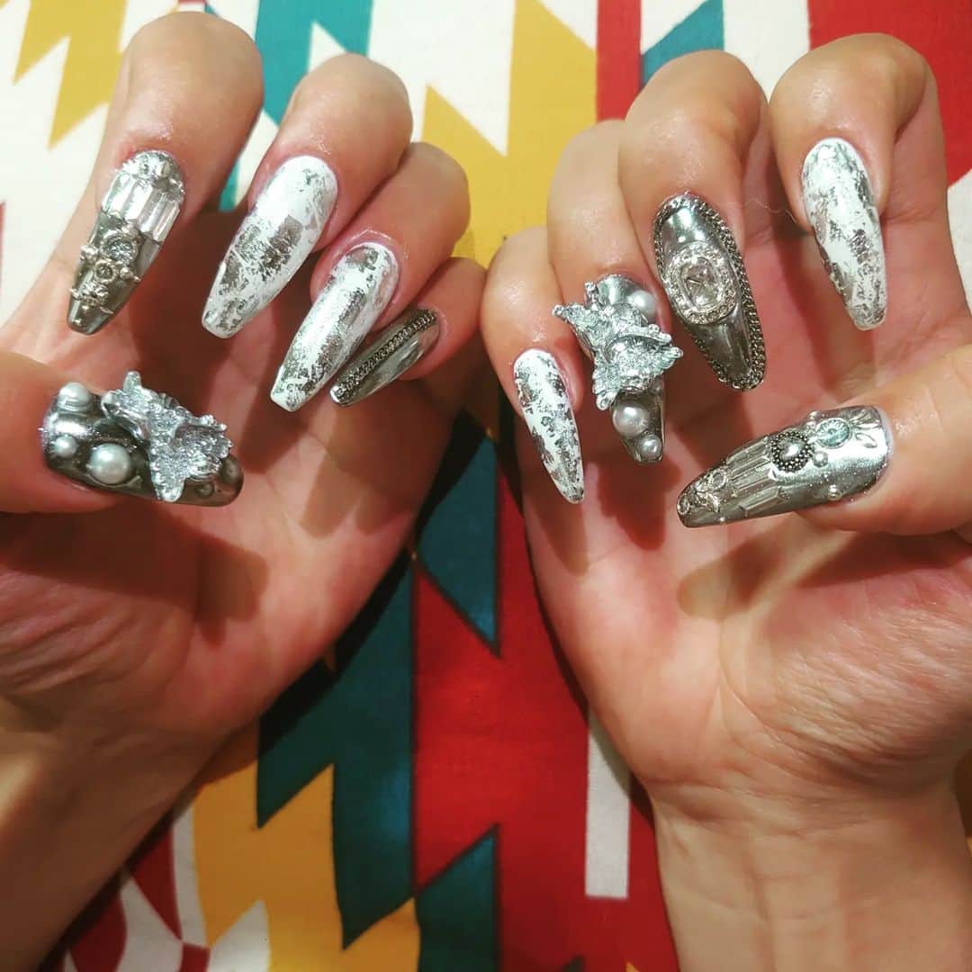 信子さんのインスタグラム写真 - (信子Instagram)「.⁡ 毎月お馴染み⁡おぬーネイル💅✨⁡ ⁡投稿増やそうって思ってるのにさ、毎回 ⁡ ⁡⁡ネイル変えた時に思い出すんだよね🙄‼️⁡ ⁡あ、投稿してないやってさ🙄‼️⁡ ⁡⁡ ⁡やっぱミラーが落ち着くすぎい🥰🥰⁡ ⁡来月もミラーにしちゃおっかな🥰🥰⁡ ⁡⁡ ⁡最近のプチ悩みをここで投下するね。。⁡ ⁡うちの最近の悩みはさ。。⁡ ⁡カラコングレーにするか迷ってるing。。⁡ ⁡やっぱ帰りに買おって今決意したから⁡ ⁡解決したなう😚💕そんな日々😚💕⁡⁡ ⁡ #おぬーねいる ⁡ ⁡#ミラーネイル ⁡ ⁡#カラコン⁡ #グレー⁡ #悩みんちゅ ⁡#⁡今この ⁡ ⁡#タイミングで #⁡⁡インスタ⁡⁡ ⁡#⁡バグった ⁡#⁡最近多い ⁡#⁡インスタさん ⁡⁡#うちら ⁡ ⁡#距離おこう ⁡ ⁡#これ言うカップル ⁡#⁡確実おわる ⁡」9月2日 13時46分 - nobuko_0801