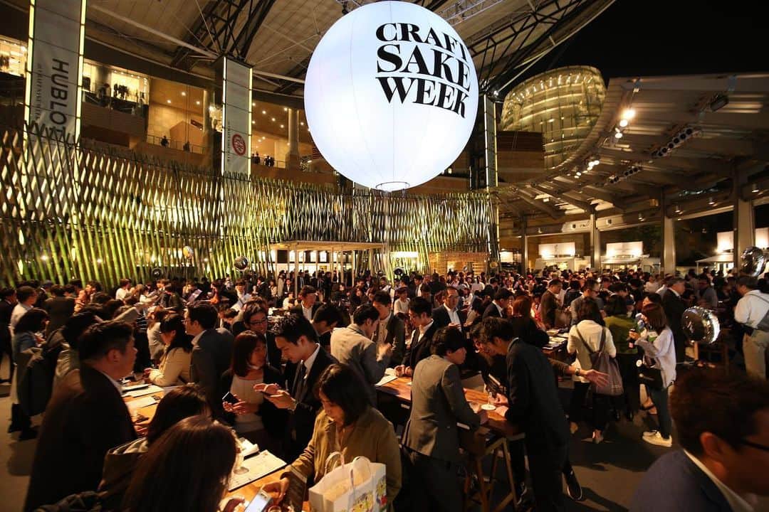 中田英寿さんのインスタグラム写真 - (中田英寿Instagram)「中田英寿が主宰する世界最大級の"SAKE"イベント「CRAFT SAKE WEEK」がスピンオフ企画「CRAFT SAKE WEEKEND at J-WAVE INSPIRE TOKYO」として、3年ぶりに開催が決定。  2022年9月17日(土)から19日(日・祝)の3日間、国立代々木競技場で開催される複合型都市型フェス「J-WAVE presents INSPIRE TOKYO 〜BEST MUSIC & MARKET〜」内の外周エリアで開催します。  #hidetoshinakata #中田英寿 #craftsakeweek #craftsakeweekend #日本酒 #sake #J-WAVE」9月2日 14時12分 - hidetoshi_nakata_