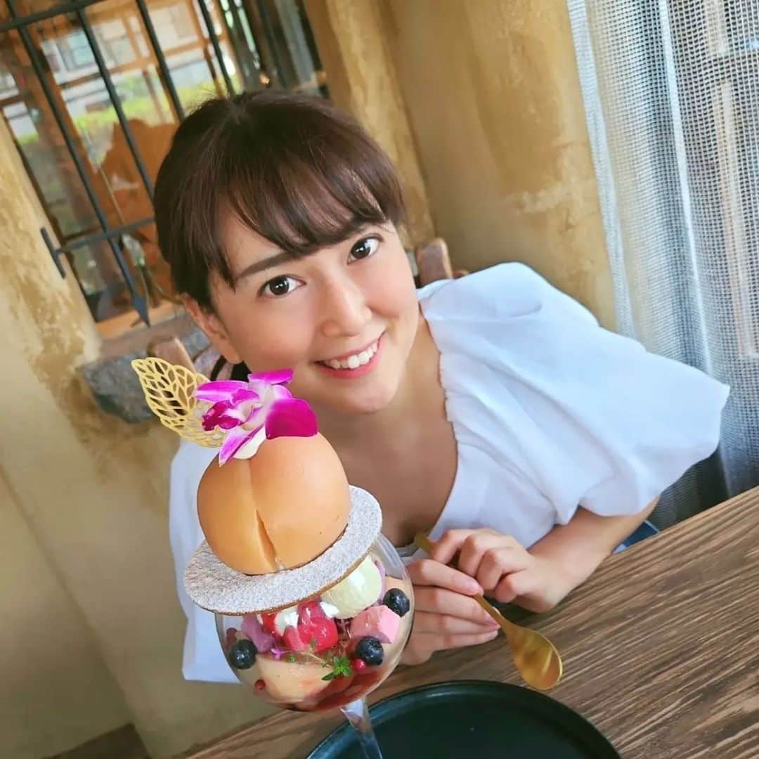 のインスタグラム：「. 【ジュエリーみたいなパフェが食べられるお店】  夏の思い出📷️☀️ 地元静岡で素敵なお店を見つけました❤️  「素敵なパフェを見つけた！行く！」 という母のバイタリティ溢れる一言で決まったとある１日の予定。  8月帰省中に浜松から掛川まで足を伸ばし、下道でのんびりのんびり行ってきました🚗  桃が丸ごと一個乗った華やかなビジュアルに2人で盛り上がりながらつつきあって楽しかったなぁ✨  可愛いお店で県内の人にも県外の人にもおすすめです！ -----‐-------------------------------------------- 〈AMARETTO(アマレット)〉 @amaretto_kakegawa  ◇桃のスペシャルパフェ 季節のモモパフェで、桃はフレッシュなものとワイン煮と2種類楽しめます！ 他にもブルーベリーやクリームチーズ、パンナコッタや様々な味のジュレなど25種類の素材を使ったバラエティ豊かなパフェで、ひと口ひと口違った味わいが魅力的でした💕 -------‐------------------------------------------  ランチもやっているそうなので次はそちらも食べてみたいです！  あーお腹いっぱい大満足でした！  #アナウンサー #ナレーター #フリーアナウンサー #女子アナ #休日  #スイーツ #パフェ #フルーツパフェ #桃 #掛川 #アマレット掛川 #浜松 #静岡 #グルメ #浜松グルメ」