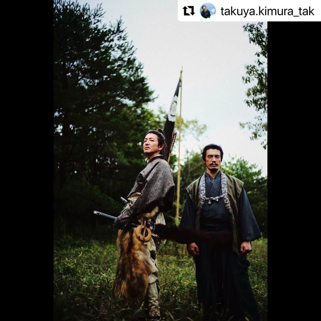 伊藤英明さんのインスタグラム写真 - (伊藤英明Instagram)「THE LEGEND & BUTTERFLYに出ます‼︎ 先輩との撮影めちゃくちゃ楽しませて頂きました！ お楽しみに！！  #Repost @takuya.kimura_tak with @use.repost ・・・ ⁡ ⁡ ⁡ 「おはようございます❕ ⁡ 第2弾のキャストが発表になったようで…。 他にも本当に素敵なキャストの皆様でTHE LEGEND & BUTTERFLYは成り立ってます❕早く、全ての皆様をご紹介したいです。 これは、ヒデとのオフショット。」 ⁡ PEACE‼︎ ⁡ STAYSAFE! ⁡ 拓哉 #木村拓哉#TakuyaKimura」9月2日 14時44分 - thehideakiito