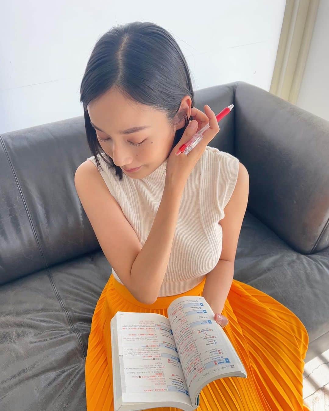 高嶋香帆のインスタグラム：「こちらが勉強出来る風の人です💁‍♀️  #写真展 #オフショット #家庭教師 #お家デート #お家時間 #japanesegirl #followmeplease」