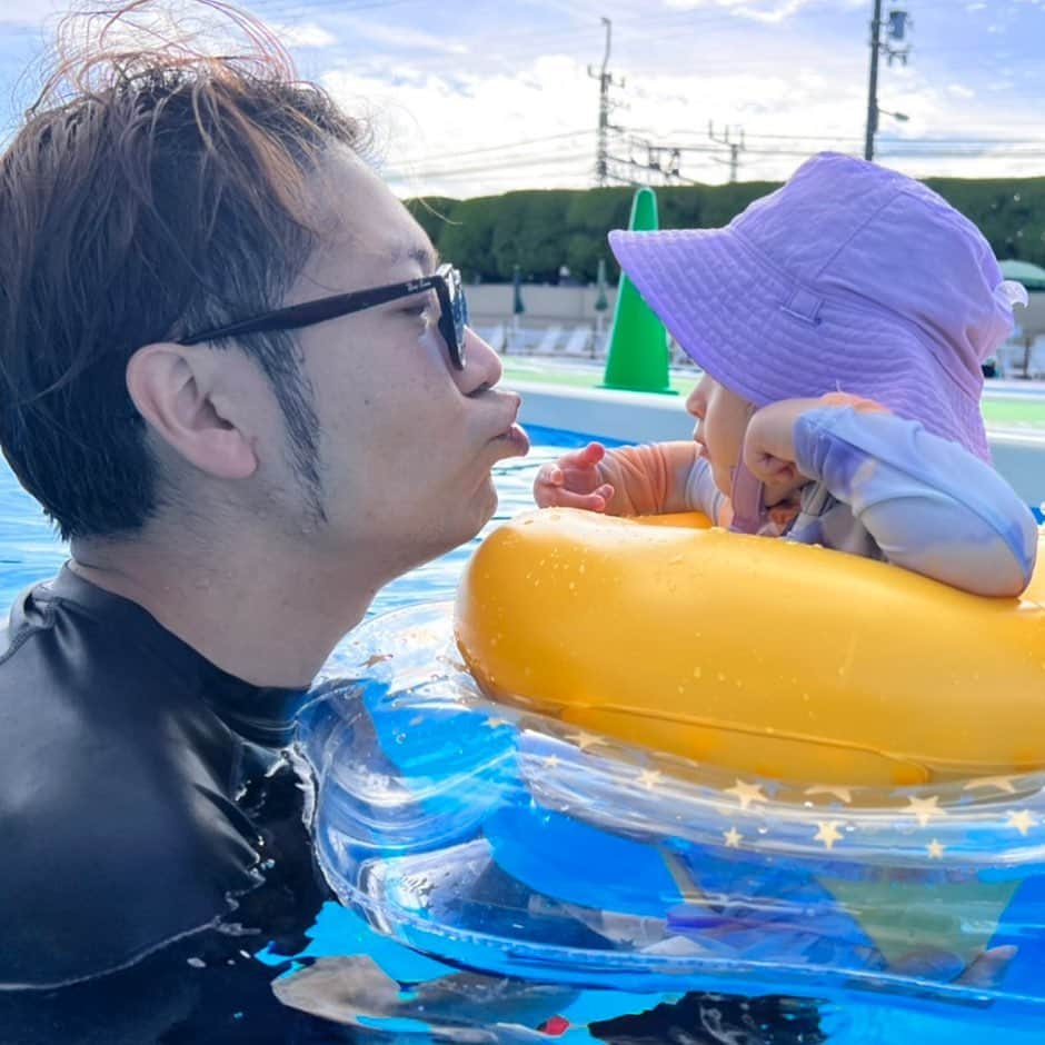 秋山賢太のインスタグラム：「夏させてもらいました。  ありがとう。  またいこうね。  #たむらけんじさん　に #家族でプール行くんですと言ったら #俺もその日同じプール行こうかな #冗談とわかりながらも #当日ドキドキしながら #たむらさんを探す自分がいた #帰る間際までドキドキしてた #結果休めてない #もう一回休みほしい  #目離れベビー」