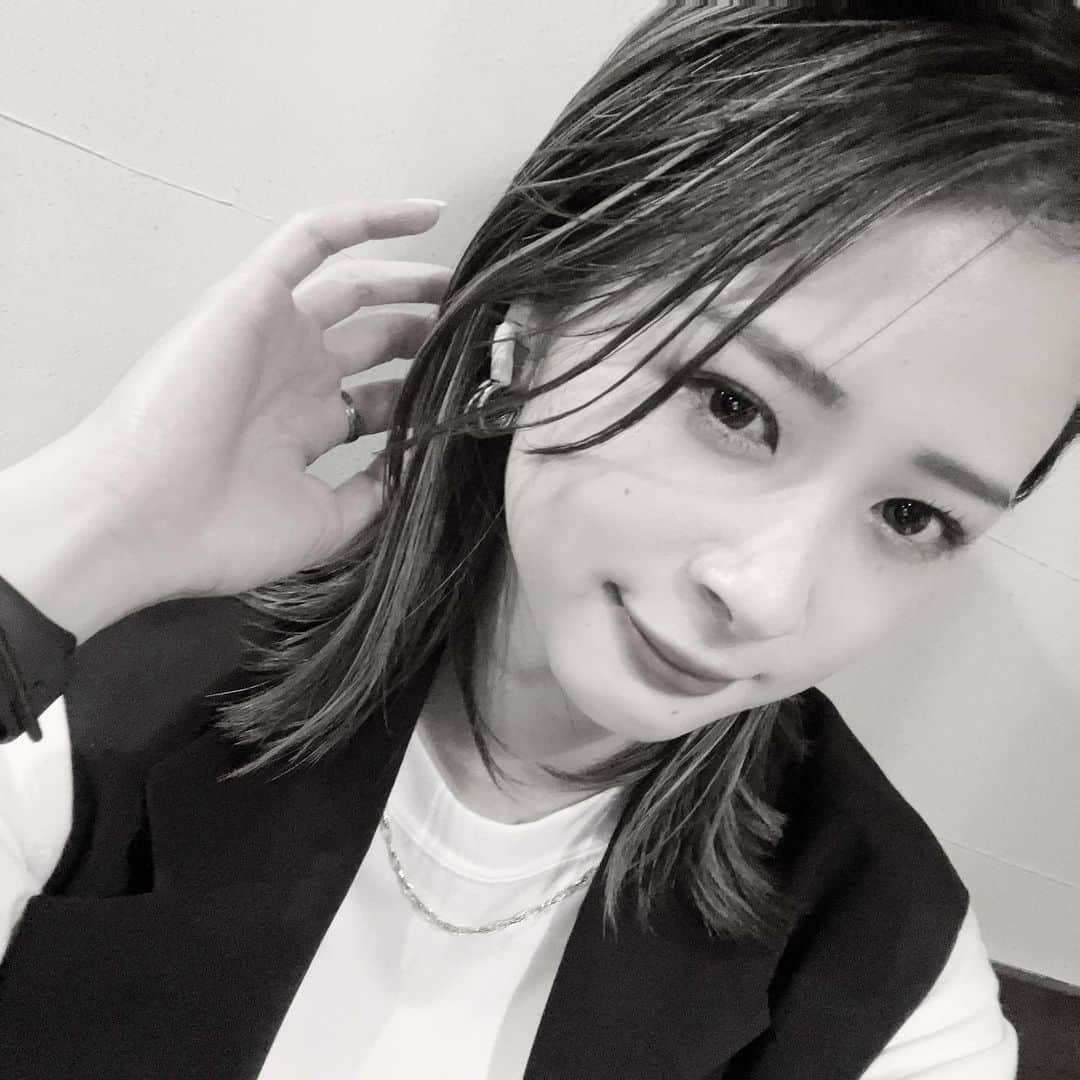 森下真依のインスタグラム：「🤍🖤」