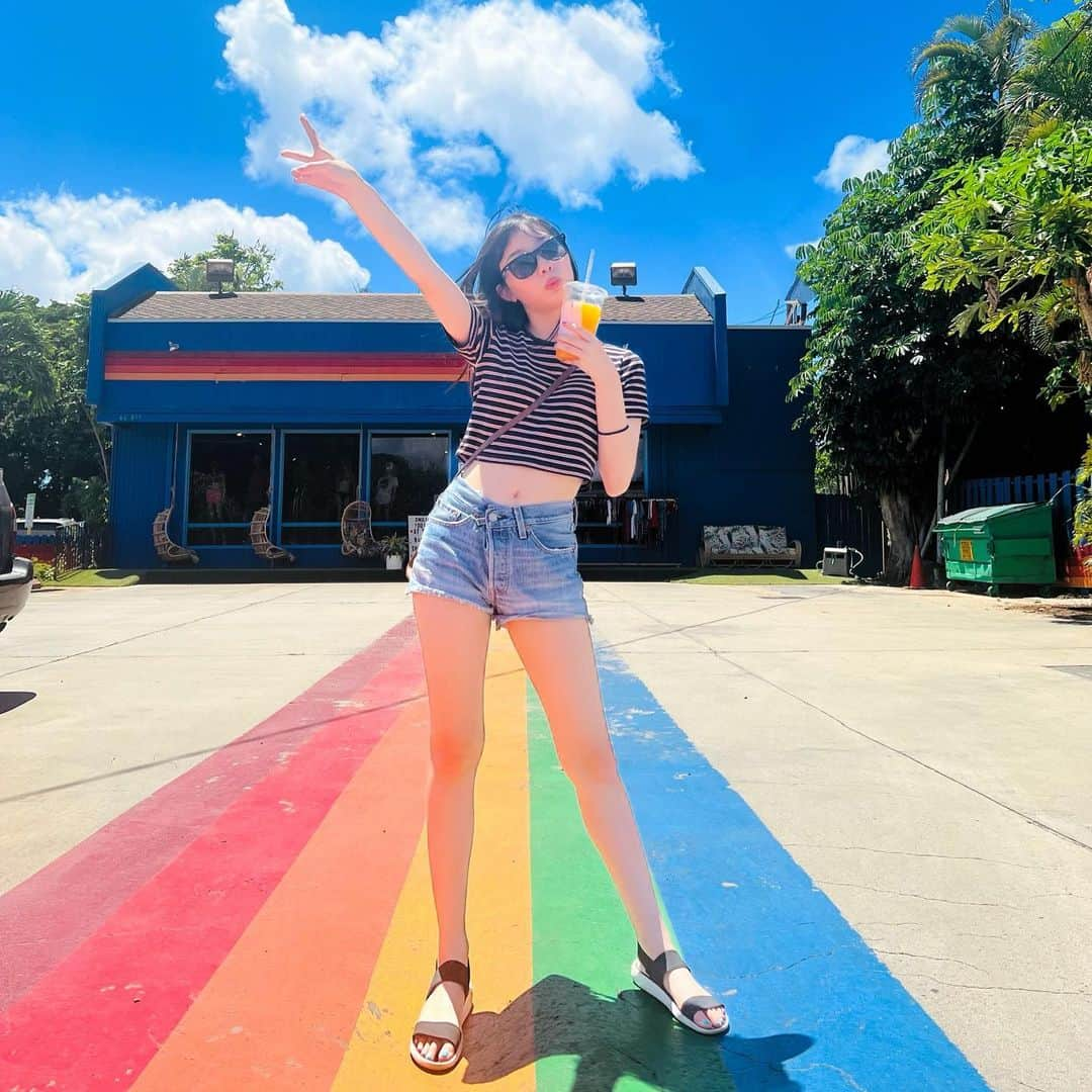 増井湖々のインスタグラム：「・ ノースショアにあったカラフルなお店🌈 停まっていた車もレインボーにペイントされててかわいかった😚💕  ガーリックシュリンプ🦐で有名なジョバンニの販売カーはサインでいっぱいでした🙌 年に一度、白く塗り直すそうですが、すぐに訪れる人たちのサインで埋め尽くされてしまうそうです🥺  当日も買うまでに長い列ができていました🤗 おいしかった😋 また食べたいです😋  #northshore  #giovannis  #hawaii」