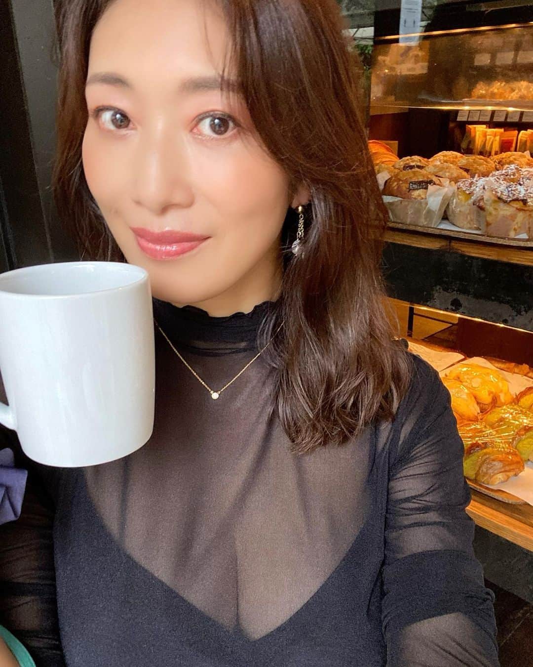 のインスタグラム：「Coffee☕️  お洋服はGUとUNIQLO❤︎  スケスケが今年は流行りなのかな？  えっちくないの？🙄 大丈夫？？？  服のセンスが無いから組み合わせも迷う私😀  マネキンの真似っこしかできない🥲  中に着ているキャミが下がりまくってお豆が見えないか ドキドキしながら歩きました👣  誰かファッションセンス教えて😫」
