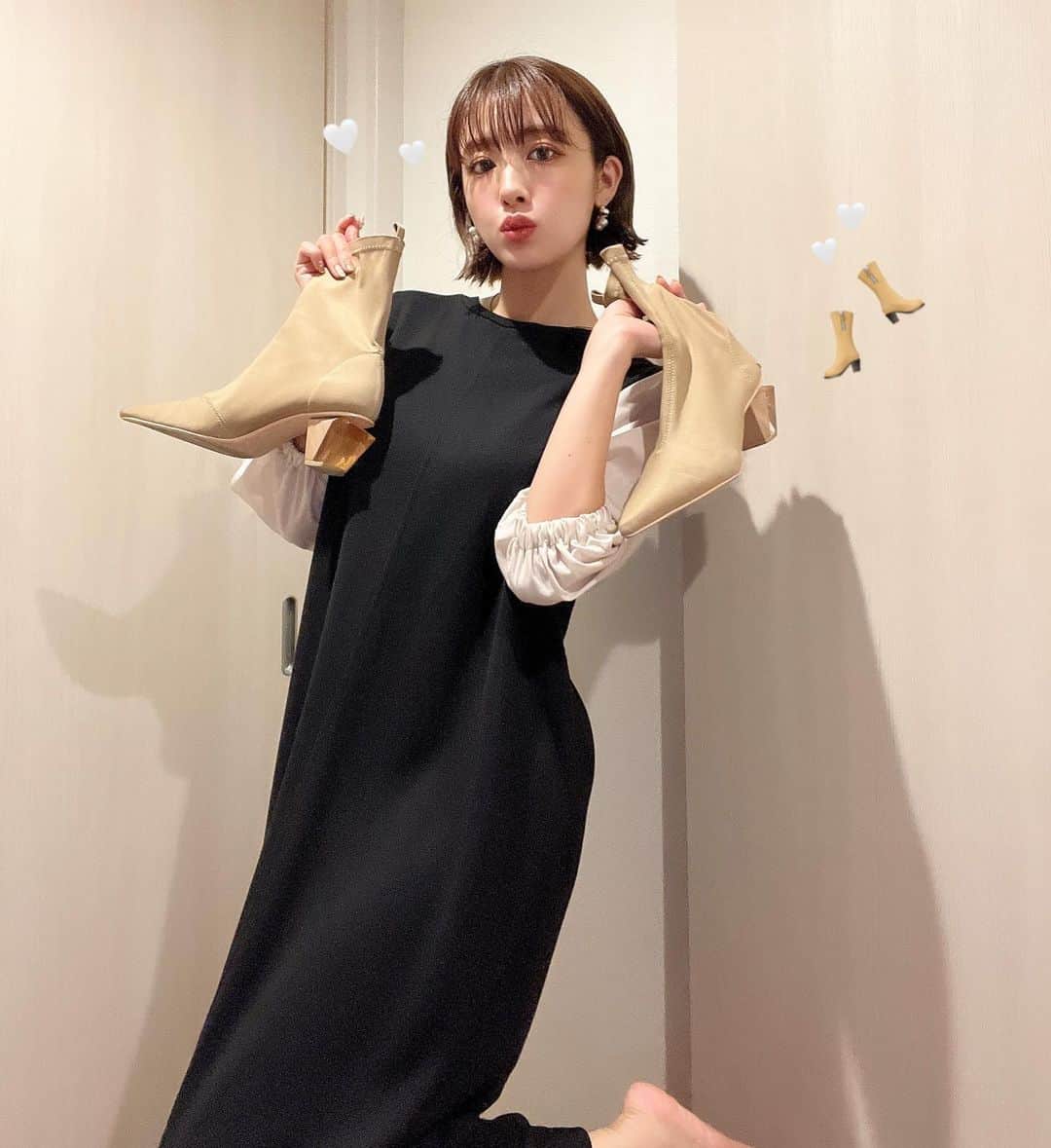 夏焼雅のインスタグラム：「🤍🤍🤍  お出かけしよ〜って思ったら。。 雨…☔︎ まぁ〜そんな時もあるよね☺️ お家の中で過ごす事になっちゃったけど 今朝届いたばかりのワンピ着たり〜 メイクもしたから自撮りだけでも♡  ワンピース↪︎ @classicalelf_official  お袖部分のたっぷりしたボリュームあるデザインが可愛くて お気に入り🤍 異素材の組み合わせになってる事でカジュアルになりすぎず 程よくきちんと感が出せる1枚♡ 大人っぽくも着れる感じかな〜🌿  次こそはお天気の良い日にこのワンピ着て お出かけしよ〜っと👢♪  着用サイズ↪︎M size 着用カラー↪︎Black  #クラシカルエルフ #classicalelf #エルフコーデ #タイアップ #uniqlo #gu #zara #ユニクロ #ジーユー #ザラ #ワンピース #ワンピースコーデ#デザインワンピース#秋服 #プチプラ」