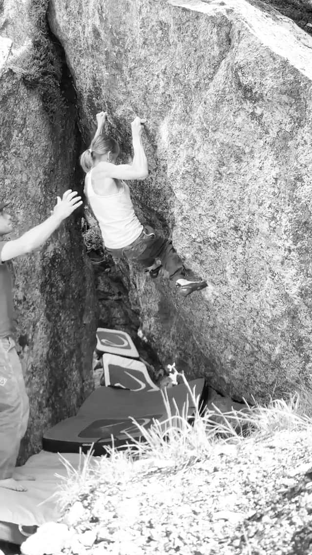 アンジェラ・アイターのインスタグラム：「My climbing partner should protect me from a fall, but not help me get up. So, stay honest 😊  • #verleihtflügel @team_edelrid @lasportivagram #jedentagtirol」